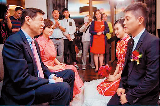伊林名模吳品萱(右二)2014年元月嫁給貿易商Sean(右一),不料婚姻僅短短3年。