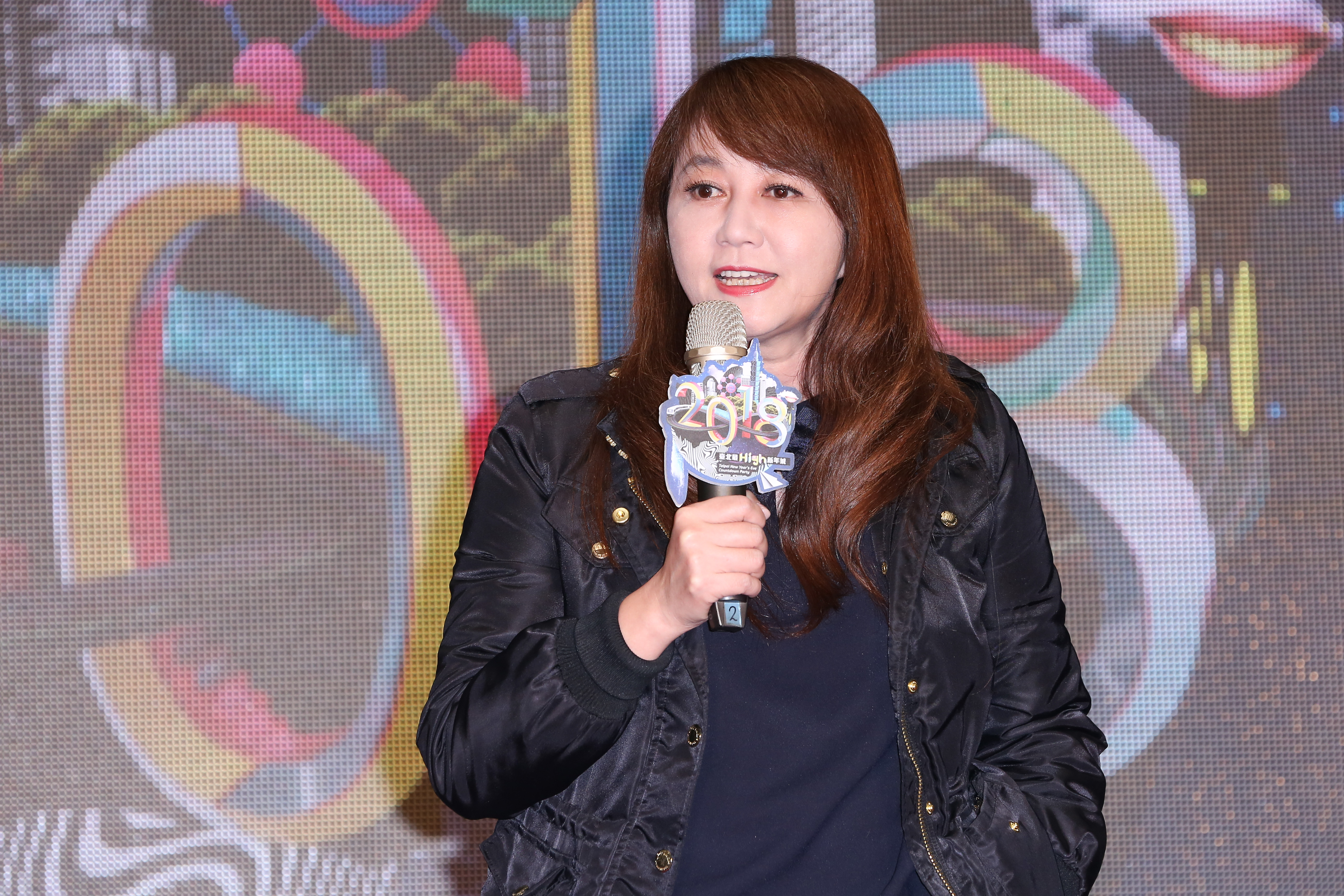 觀傳局長簡余晏進入市府後，與市長室的衝突不斷，無奈仍然選擇離開柯團隊。