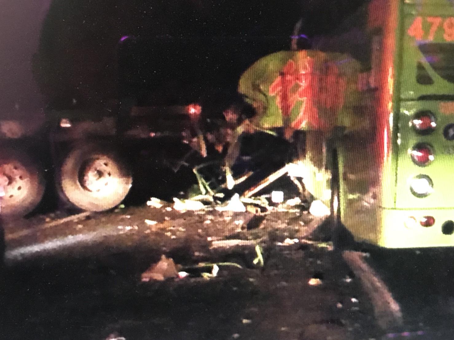 拖板車疑似路滑失控打橫在國道上，遭後方統聯追撞造成1死4傷。（警消提供）