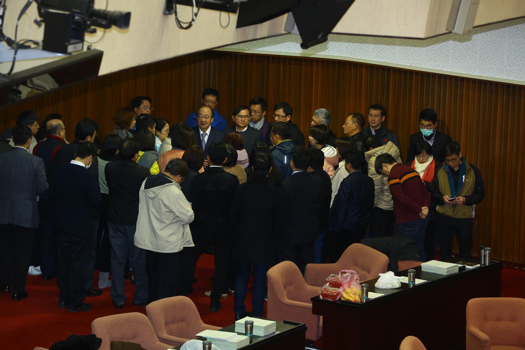 民進黨立委上午在議場後方開會討論今天因應策略。