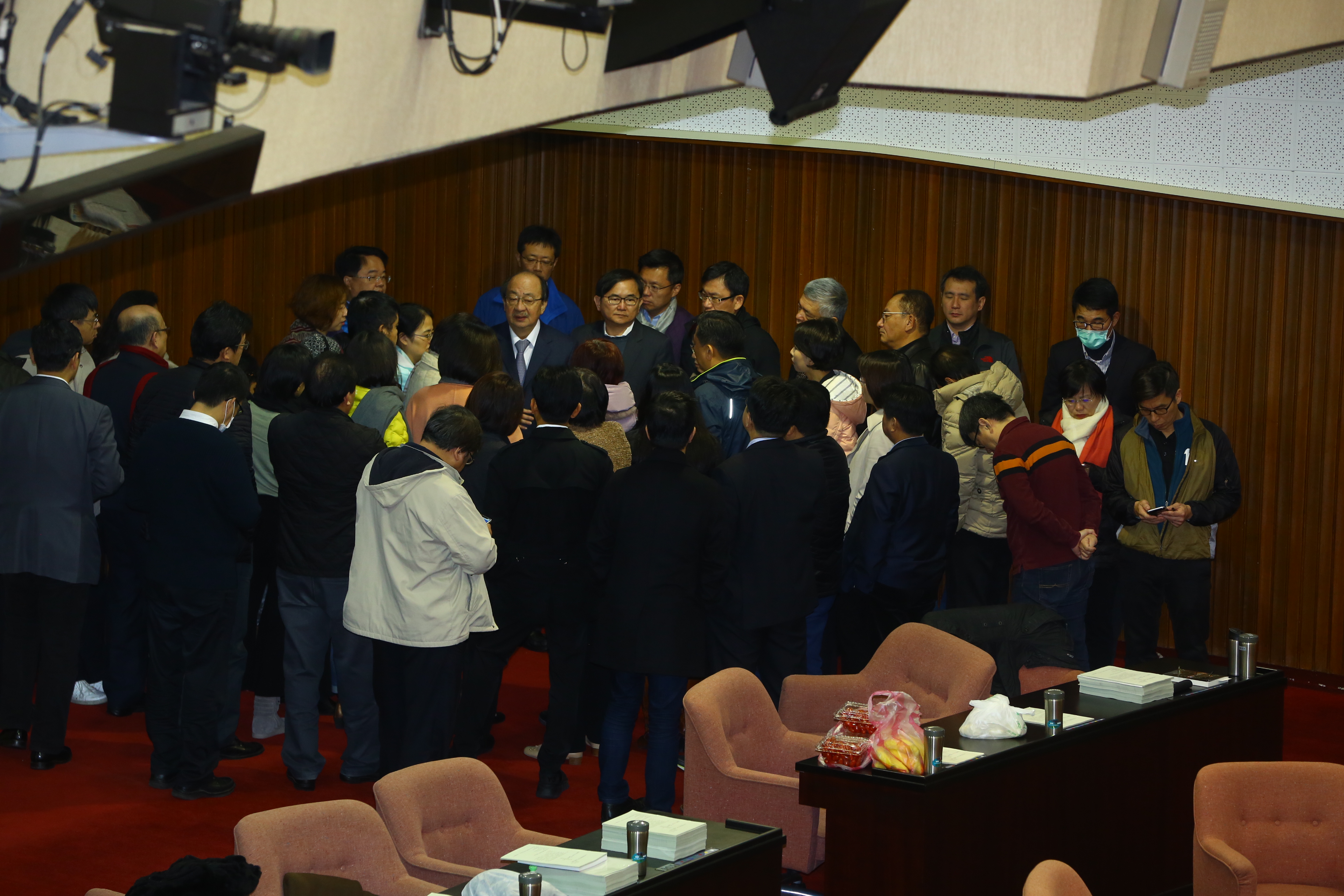 民進黨立委上午在議場後方開會討論今天因應策略。