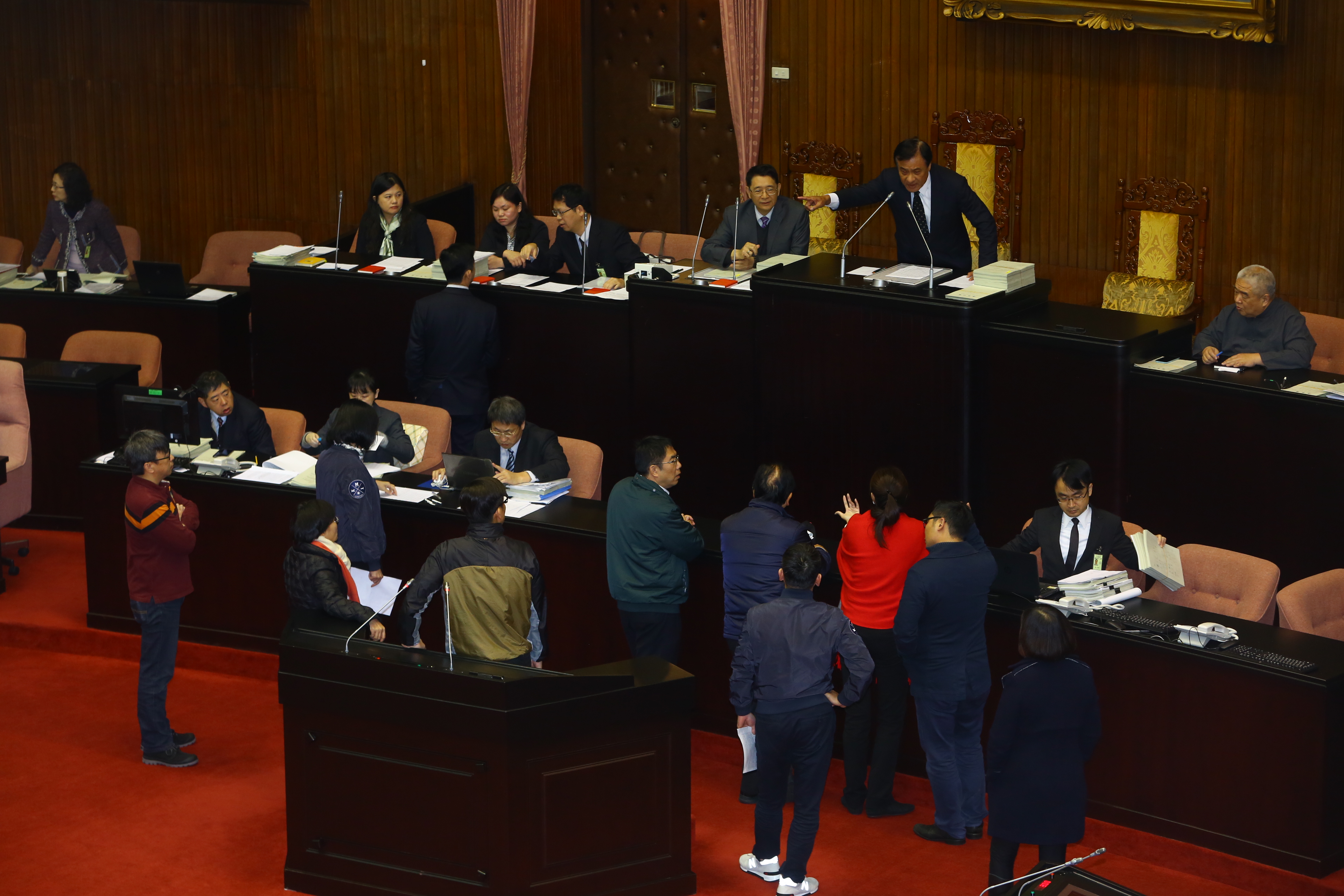 國民黨立委上午要求立法院長蘇嘉全繼續協商。