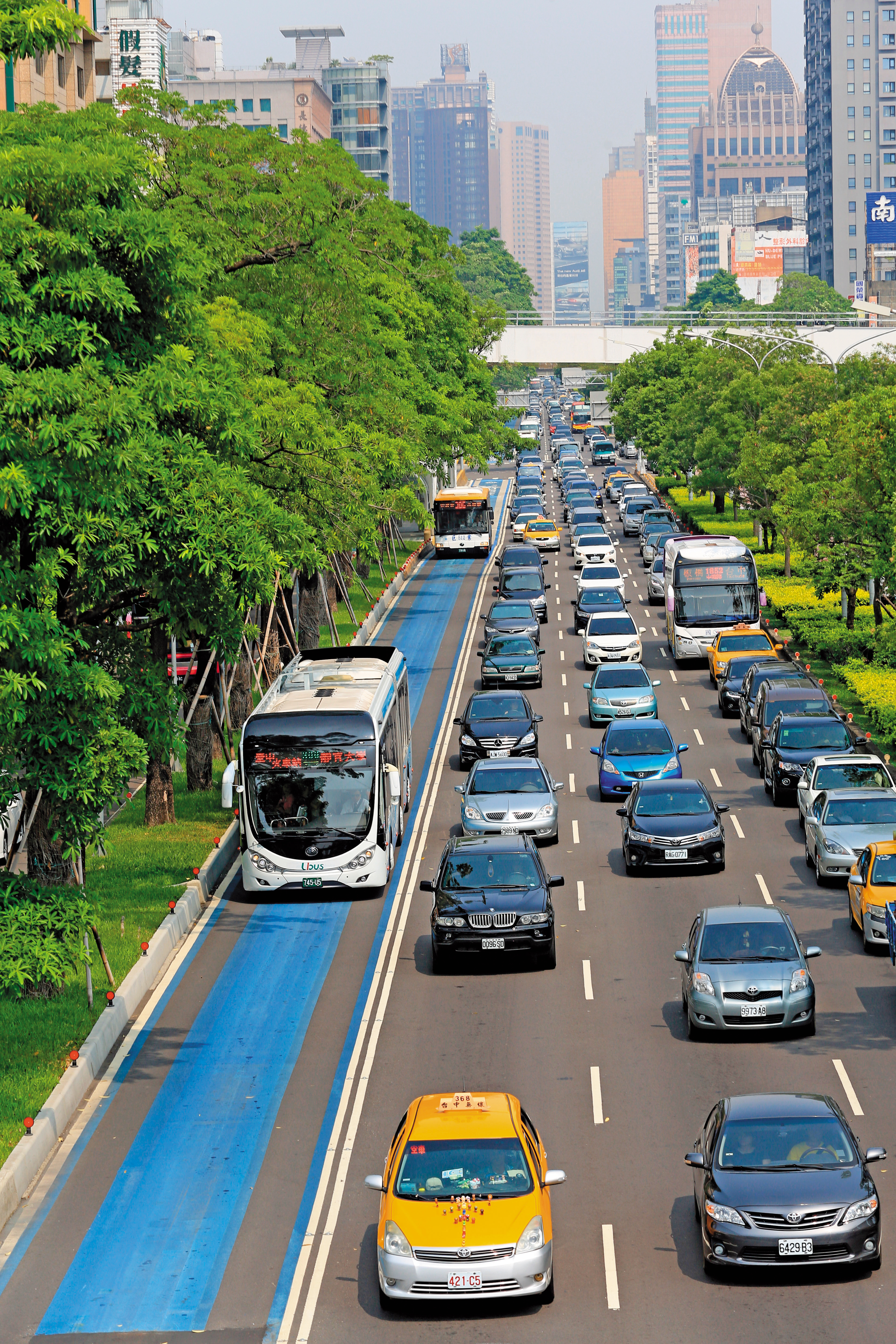 林佳龍上任後廢除BRT,但仍未解決台中市交通問題,江啟臣則提出智慧公車系統搭配市區通勤自行車道,讓民眾出門願意搭公車。(台中市政府提供)