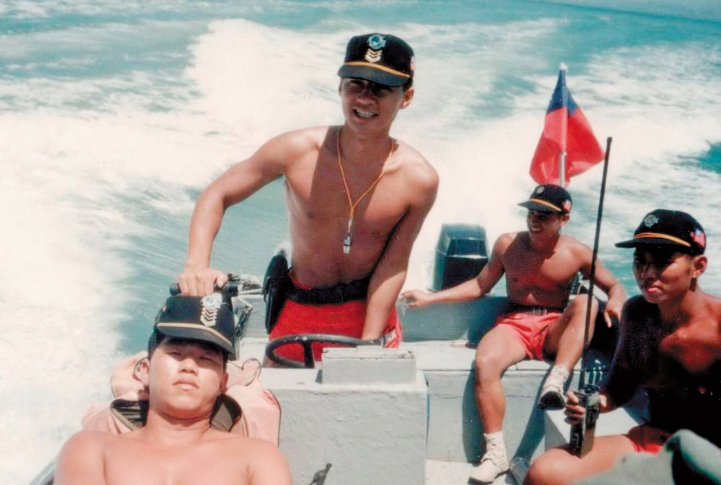 江啟臣日前公布首波競選文宣，秀出擔任海龍蛙兵穿著小紅短褲的「小鮮肉」照片，力戰空汙惡龍。（江啟臣服務處提供）