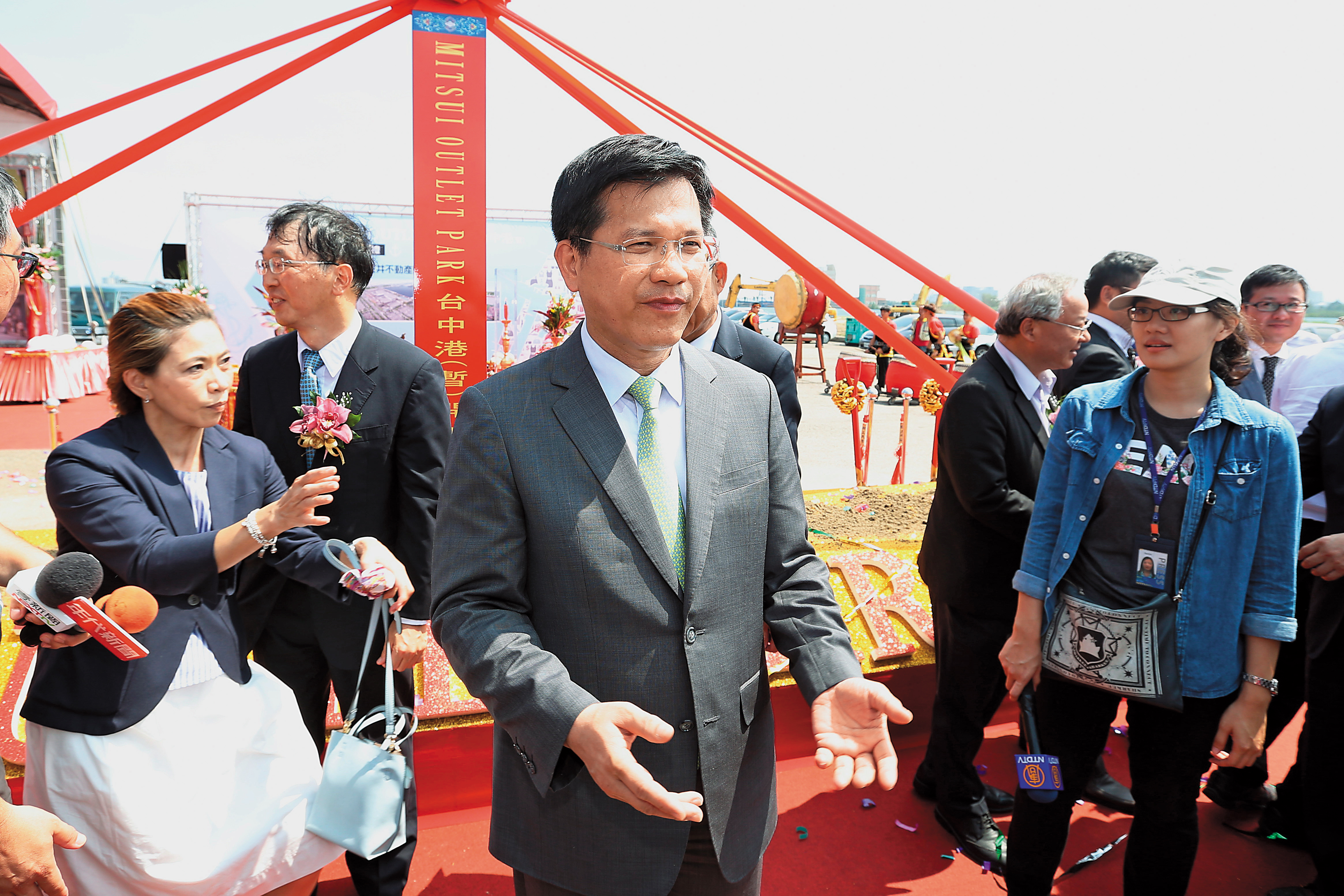 台中市長林佳龍尋求連任，任內空汙交通及低薪問題，成為對手攻擊焦點。