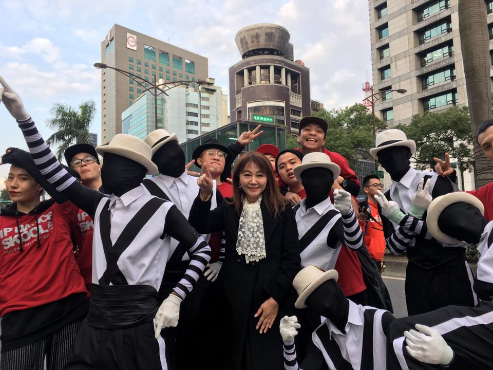 簡余晏向本刊證實已請辭，強調目前想好好休息陪家人，觀傳局預算今天就會告一段落，剛好是離開的時機。 （翻攝簡余晏臉書）