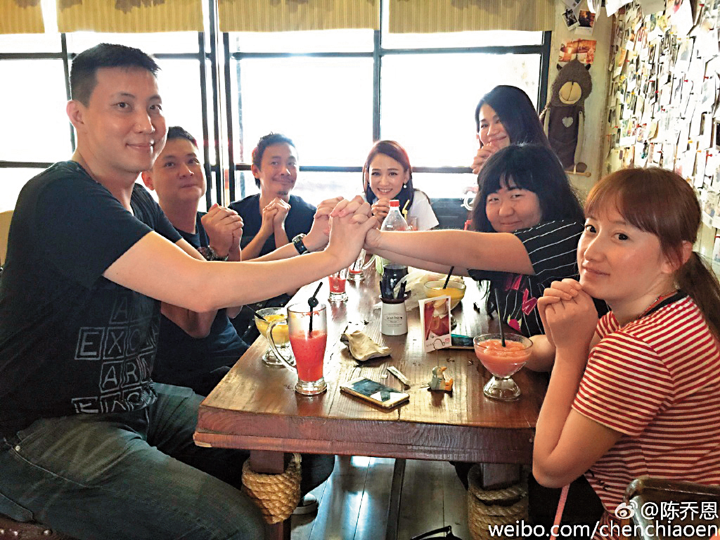陳喬恩（中）曾跟夏于喬的前男友張卜今（左一）走得太近而引發「安氏企業」不滿。（翻攝自陳喬恩臉書）