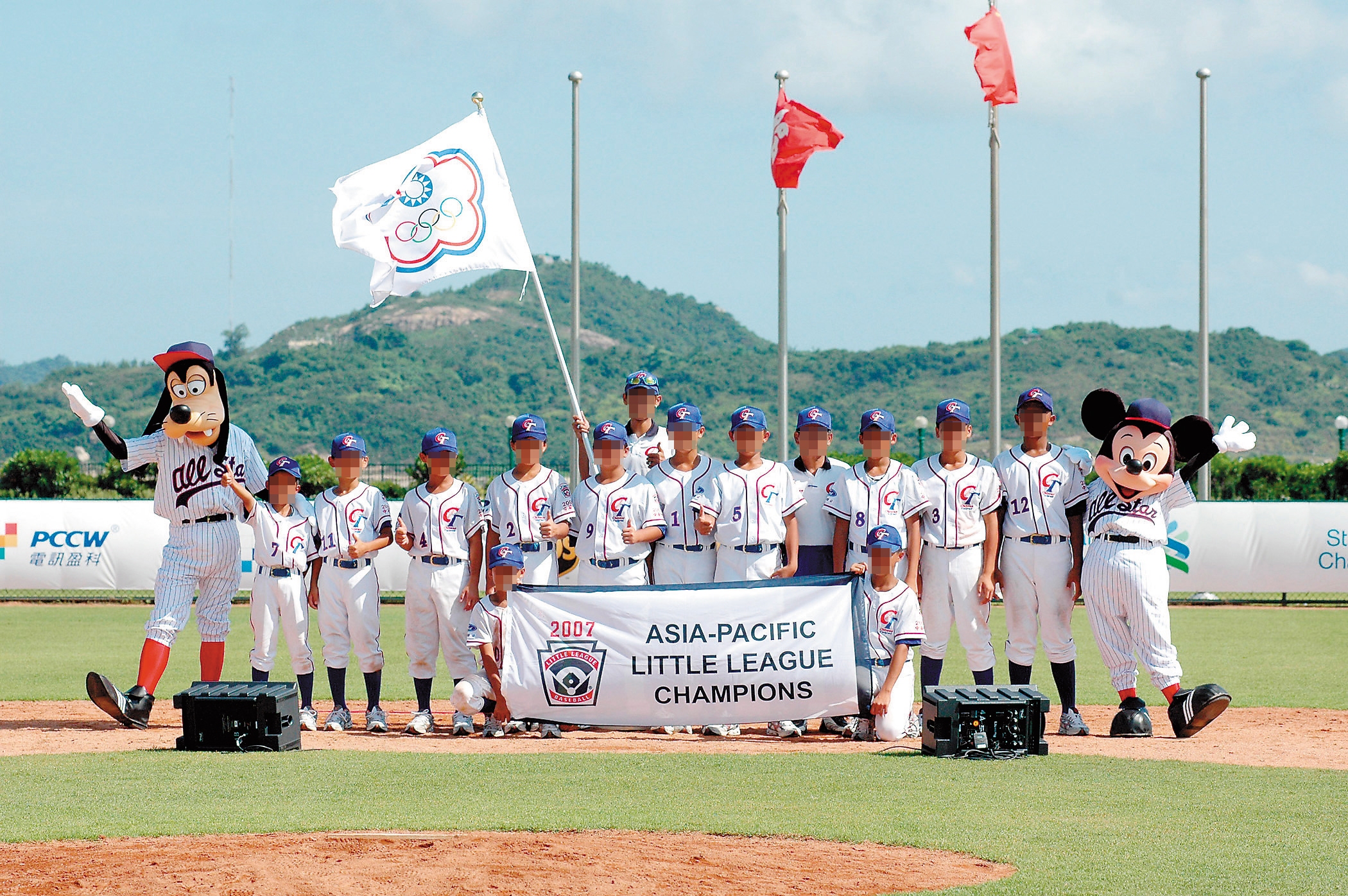 台灣少棒隊2007年赴美參加小馬聯盟錦標賽，卻被家長爆出加菜金塞海報紙。（中央社）