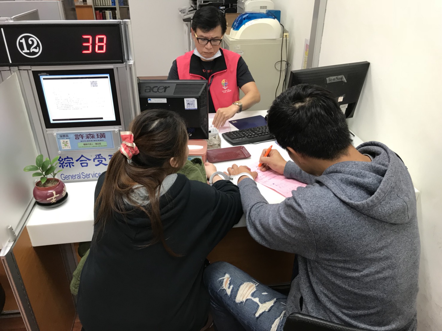 毒鴛鴦在警方見證下完成終身大事。（翻攝畫面）