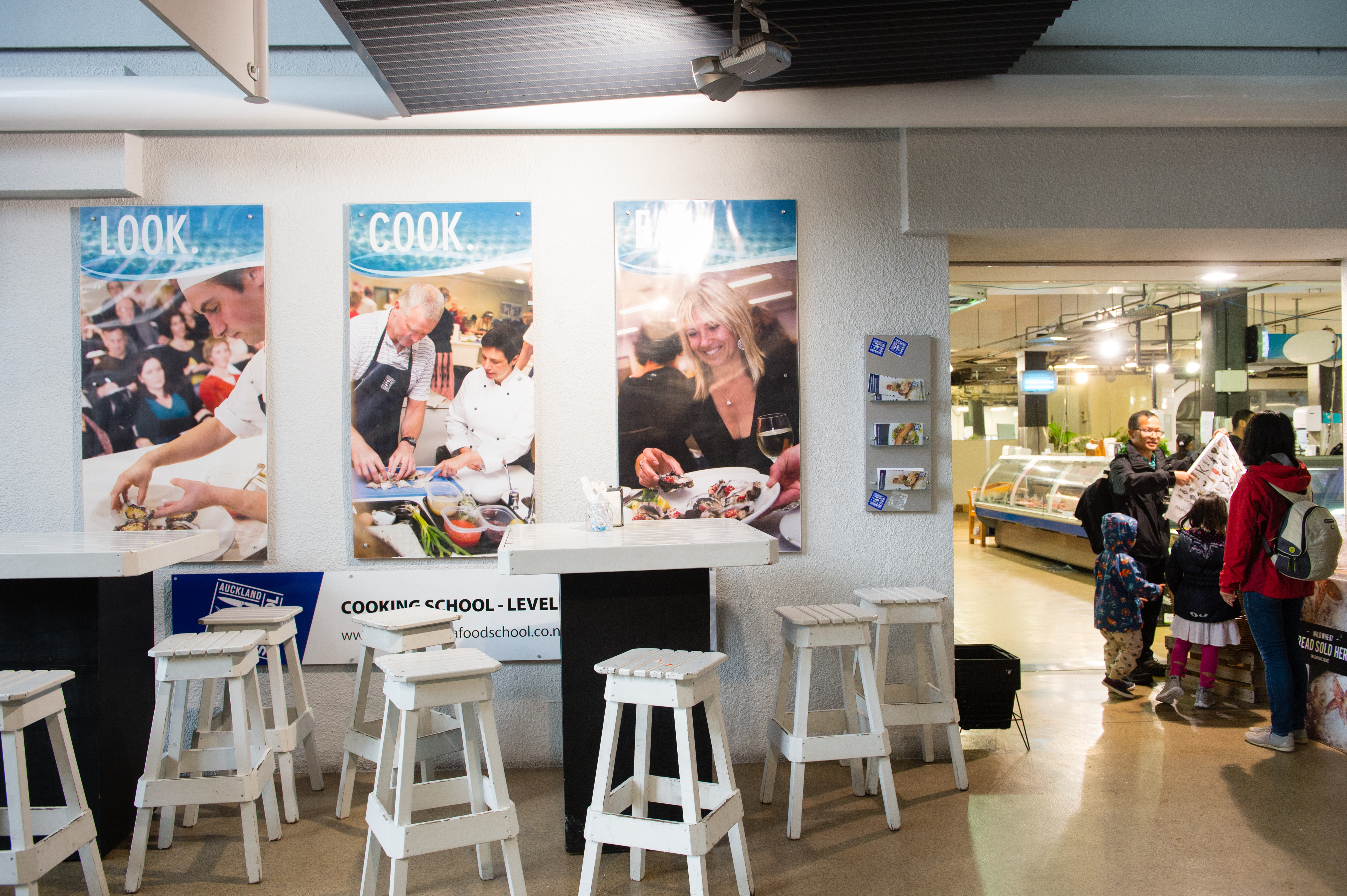 「奧克蘭魚市場」裡有個祕密餐桌，只有內行人才懂得上門。