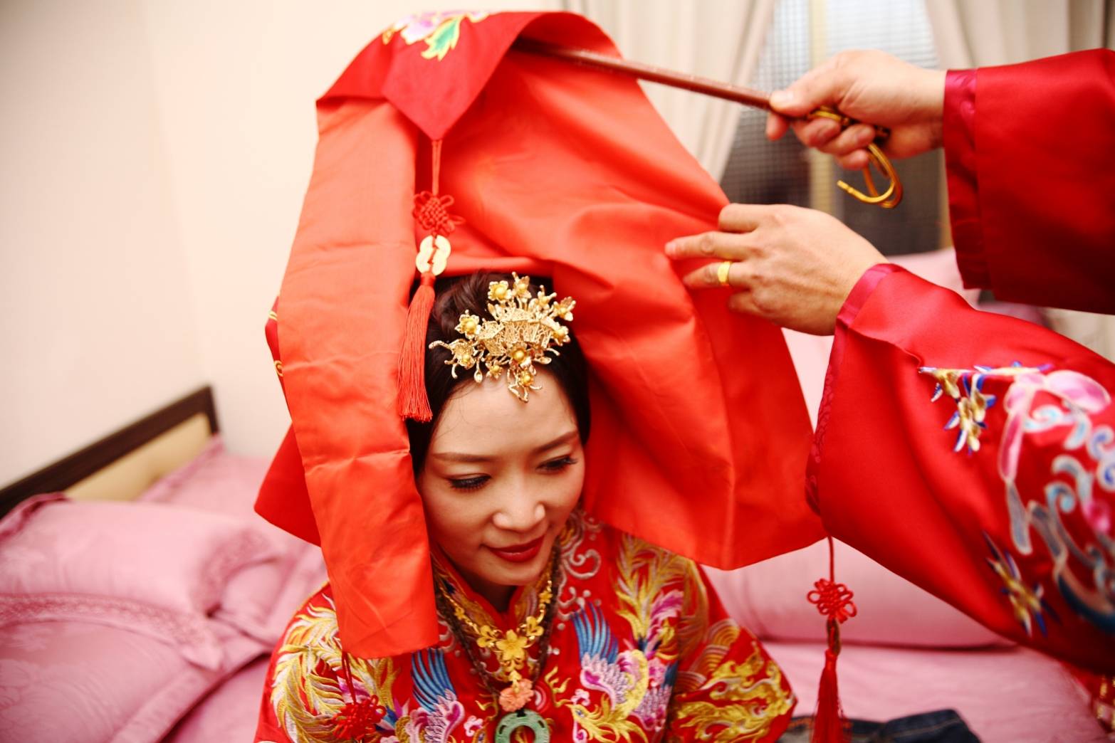 陳鳳這次結婚使用傳統道教習俗穿著鳳冠霞披完婚。（畢獅國際娛樂）