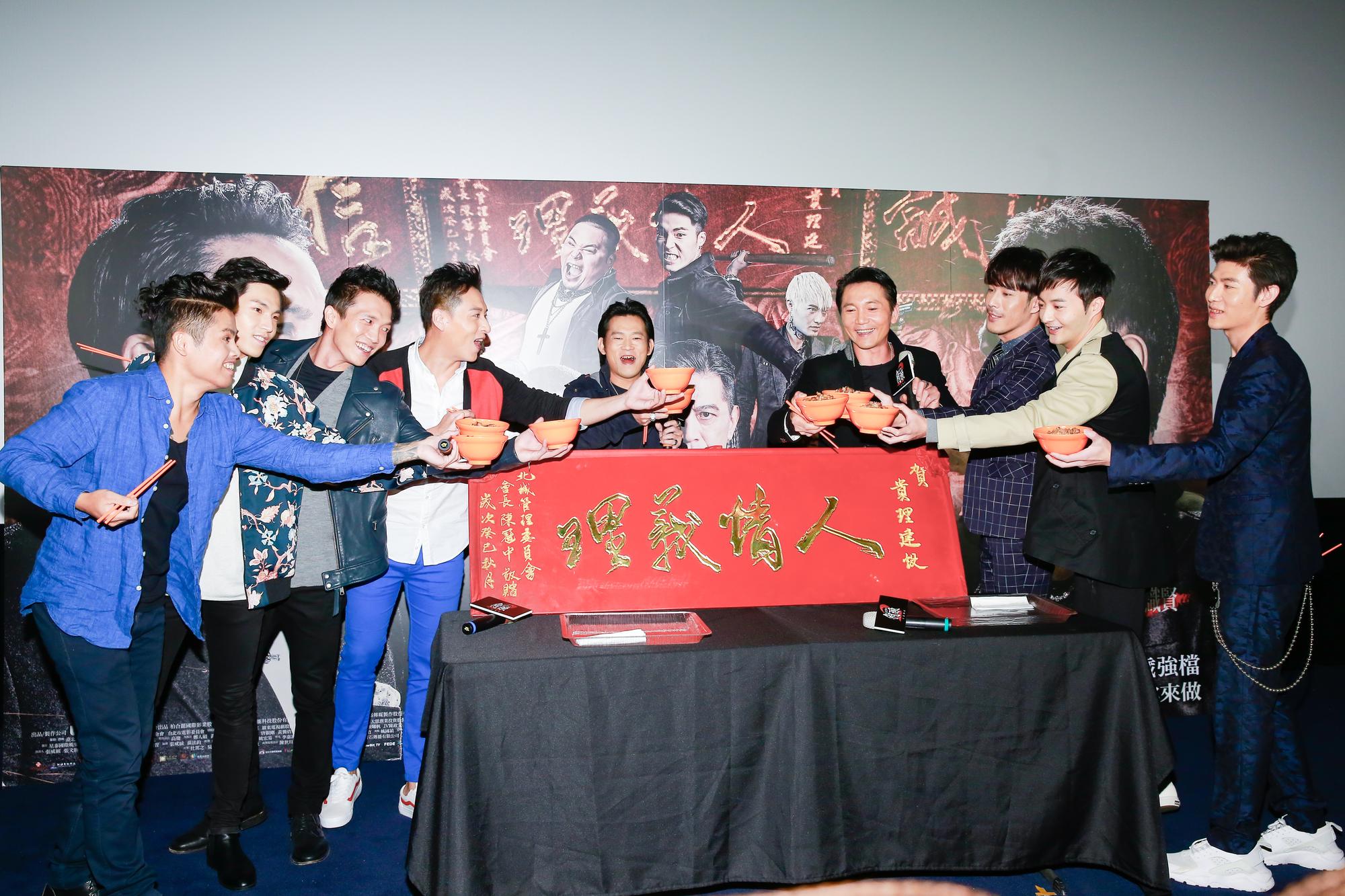 《角頭2》演員大集合，除了王識賢之外，導演顏正國與鄒兆龍、鄭人碩、黃尚禾、唐振剛、張再興、黃騰浩、古斌以及JV陳政文等人都到了。