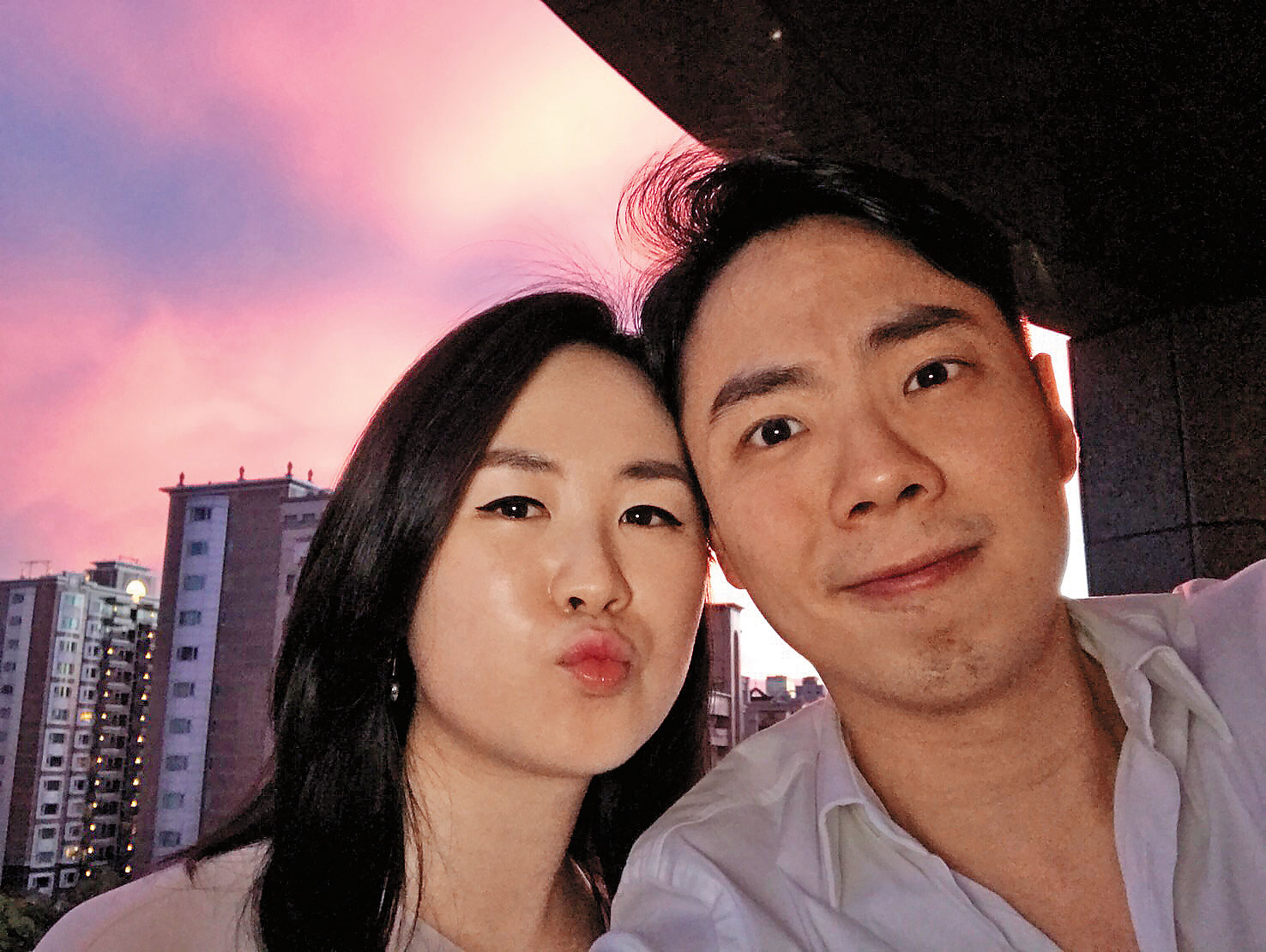 去年1月，王思涵親自寫14週年紀念卡片給黃健維，說自己是全世界最幸福的女人，更希望能一起克服未來的難關。（讀者提供）