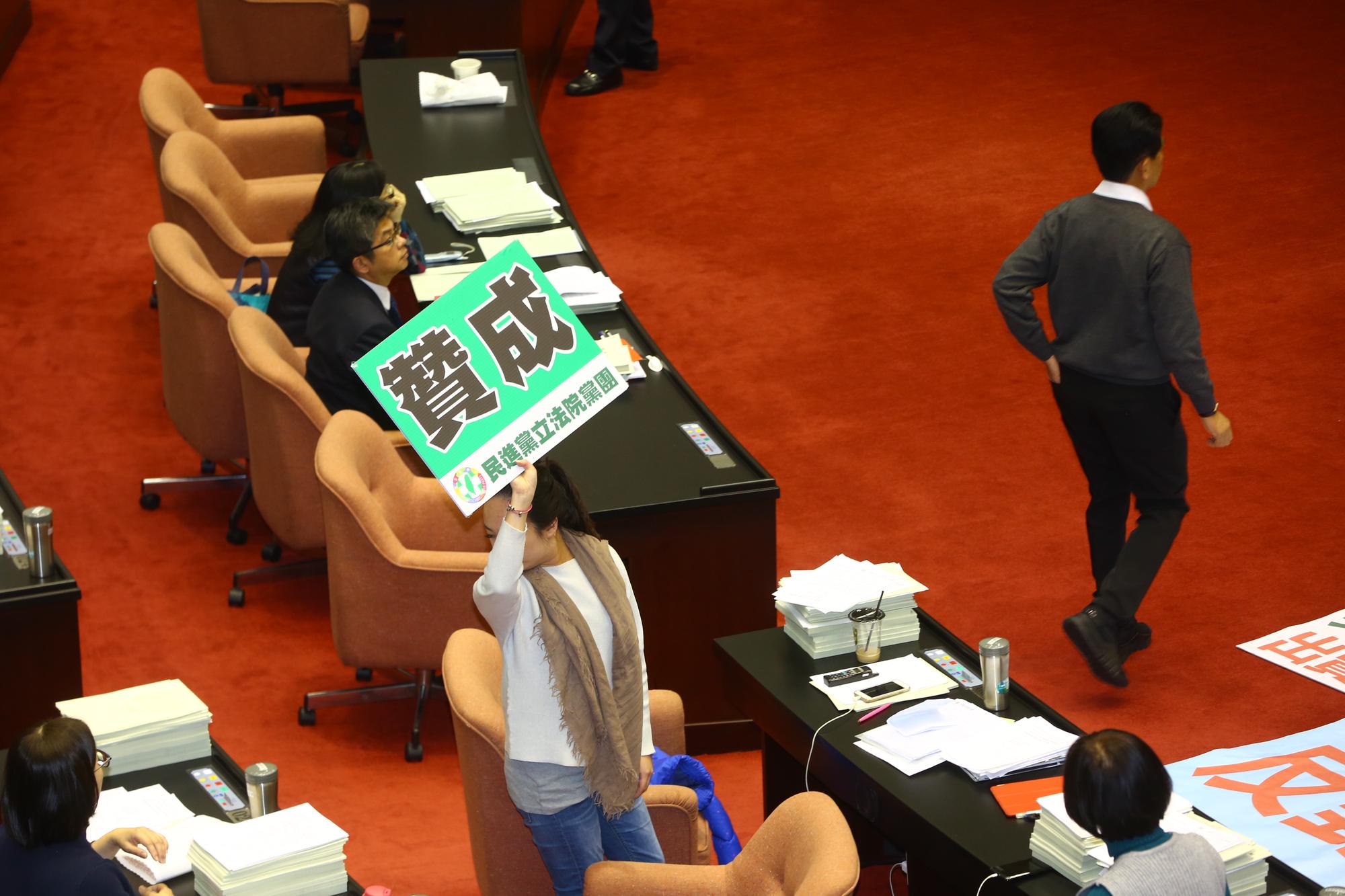 《勞基法》第24條表決後，通過民進黨團版本。