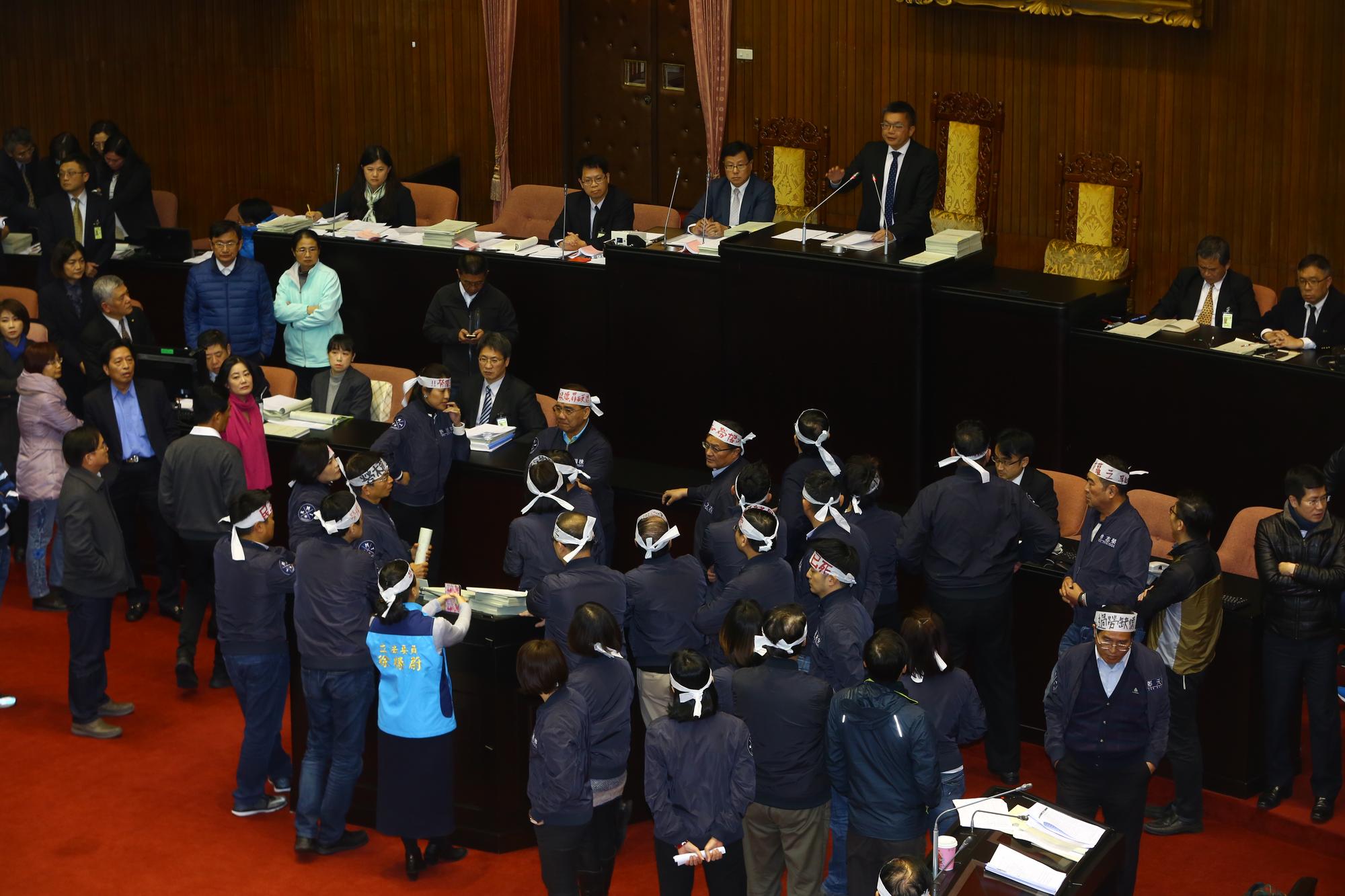 因國民黨立委質疑表決次序，立法院副院長蔡其昌向國民黨立委說明表決次序依據。
