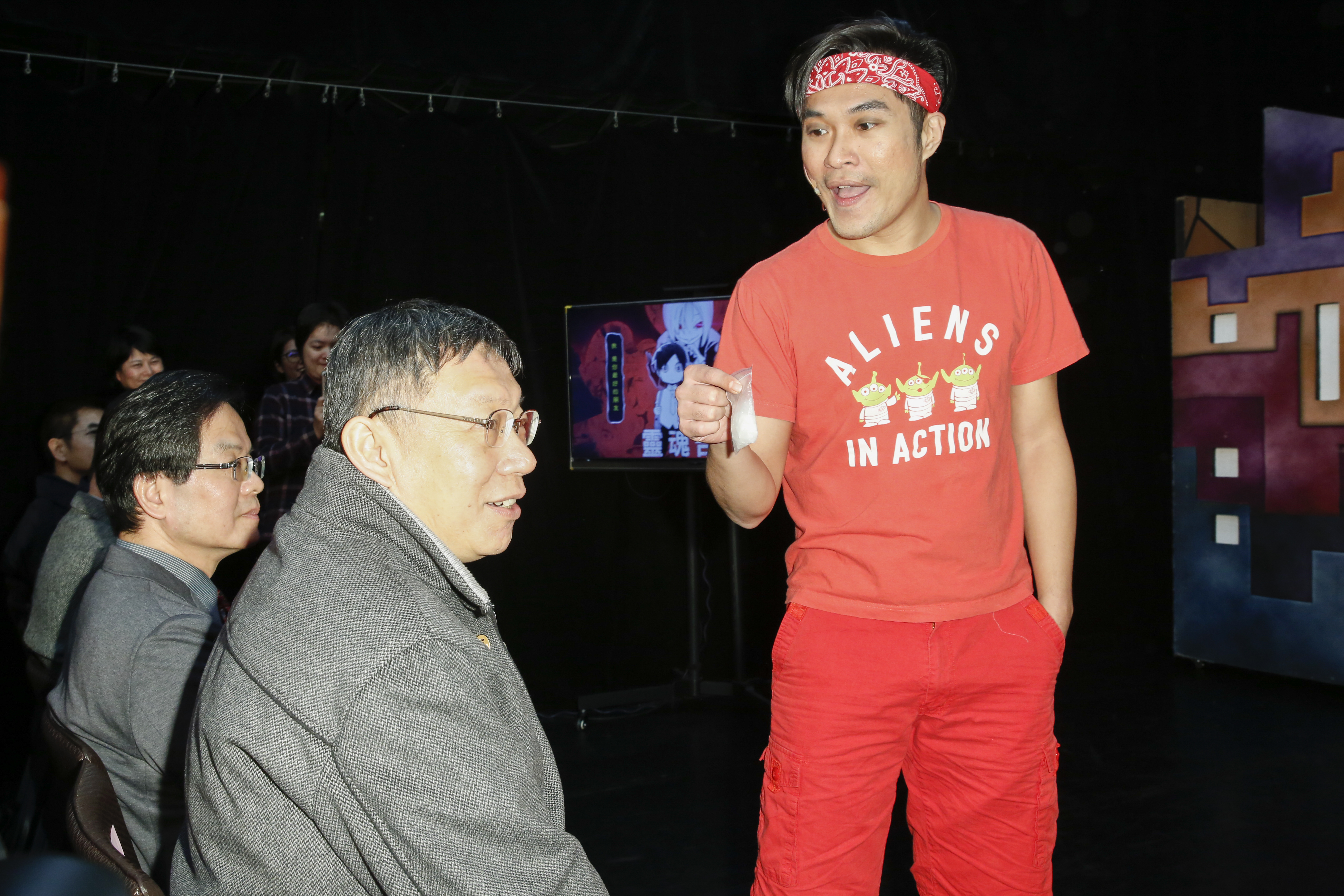 台北市長柯文哲出席反毒活動，行動劇演員向其兜售毒品。