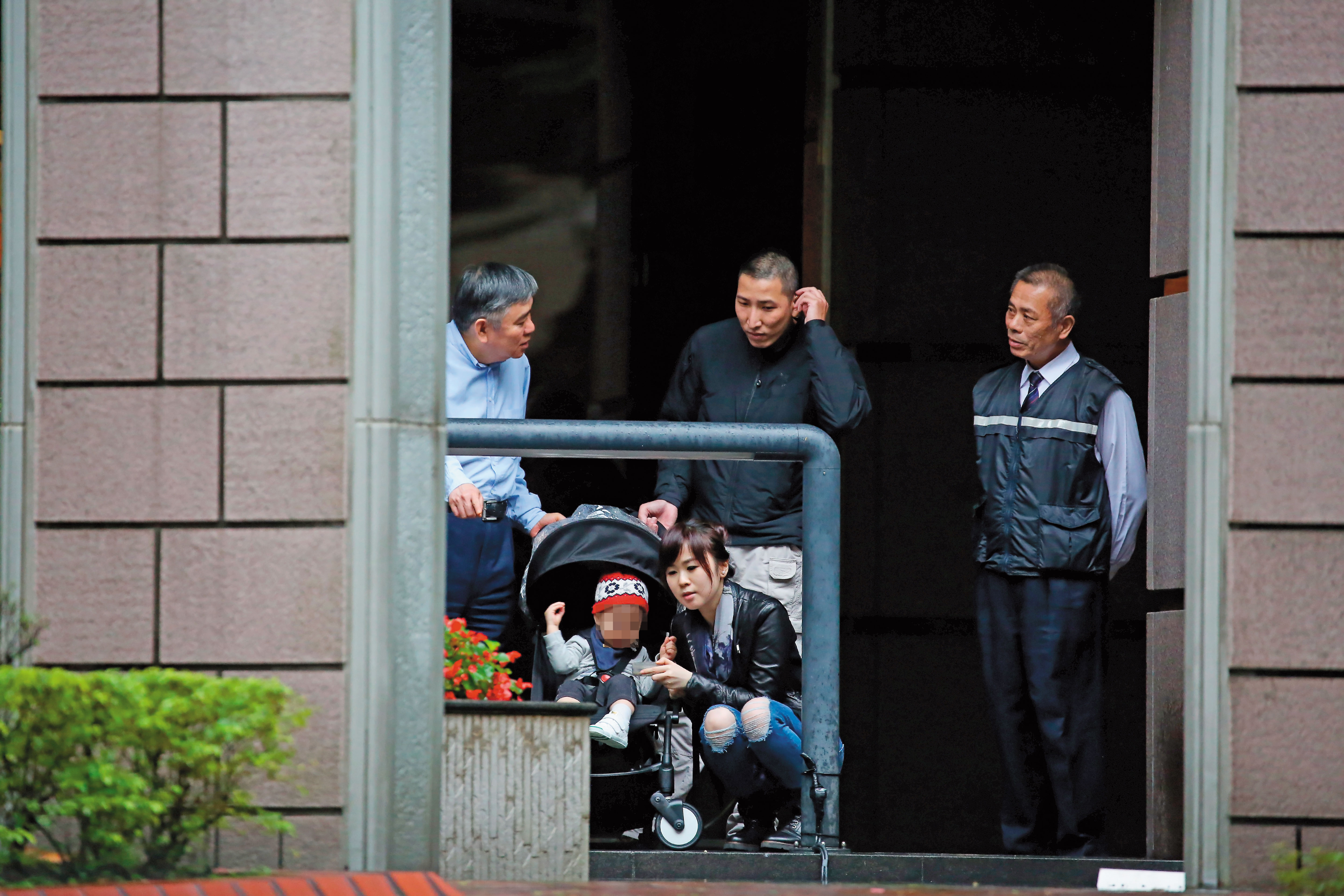 1月7日本刊直擊宏仁集團總裁王文洋（左）帶女兒王思涵及孫子出門，王思涵時而面露愁容，恐是為與夫鬧離婚而心煩。