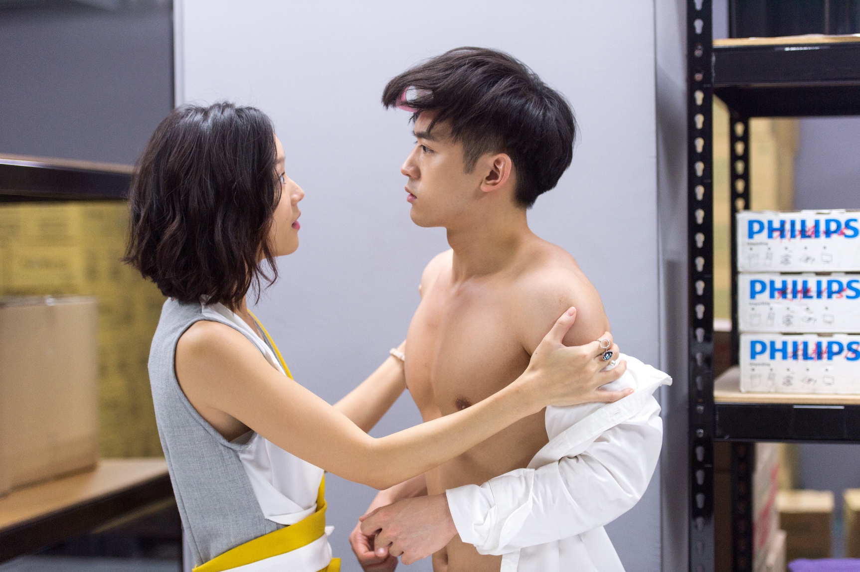 吳思賢（右）裸露上半身，小紅豆和肌肉也出來見客。（三立提供）