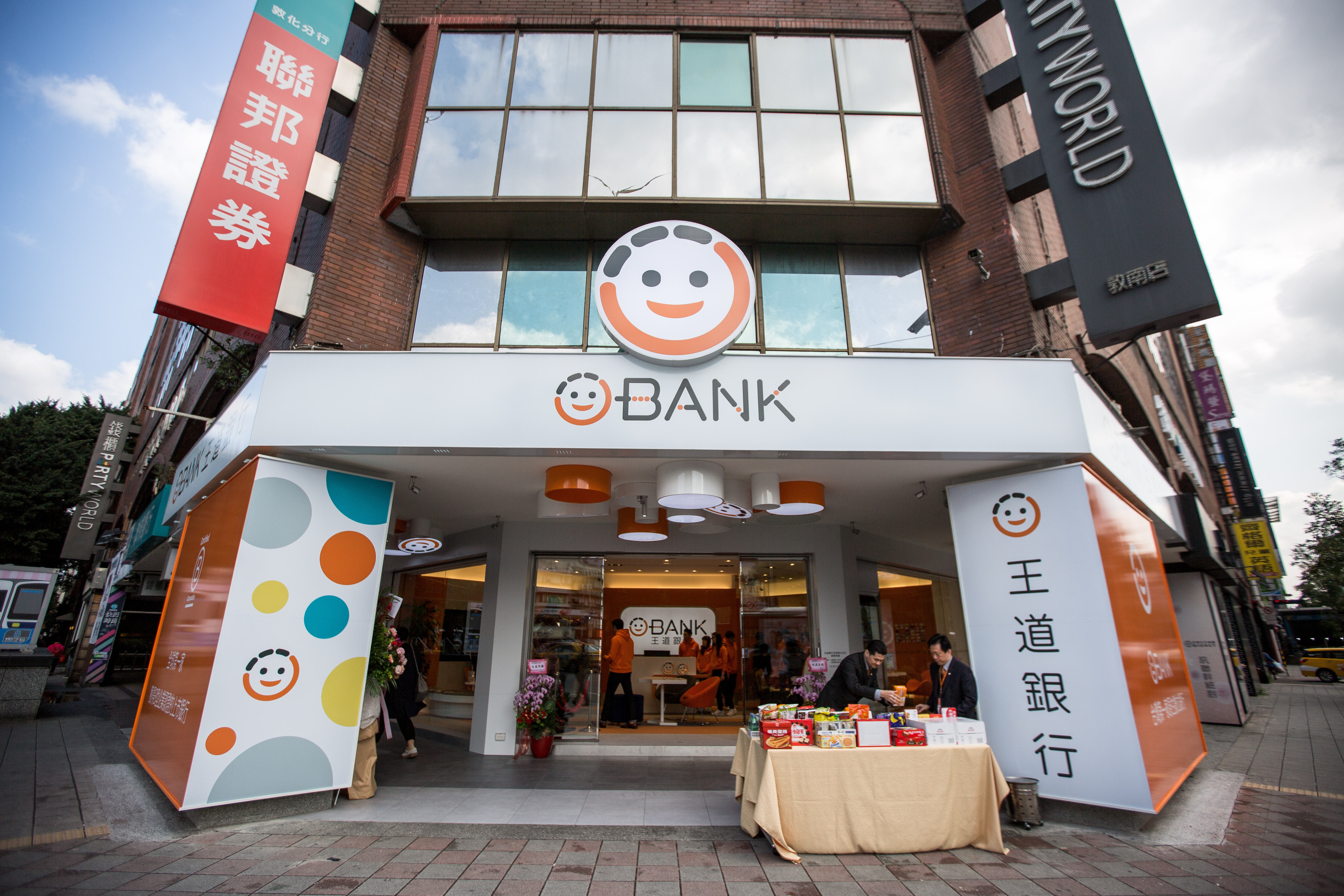 王道銀第2家數位體驗分行，位於忠孝、敦化路口三角窗人流聚集處。