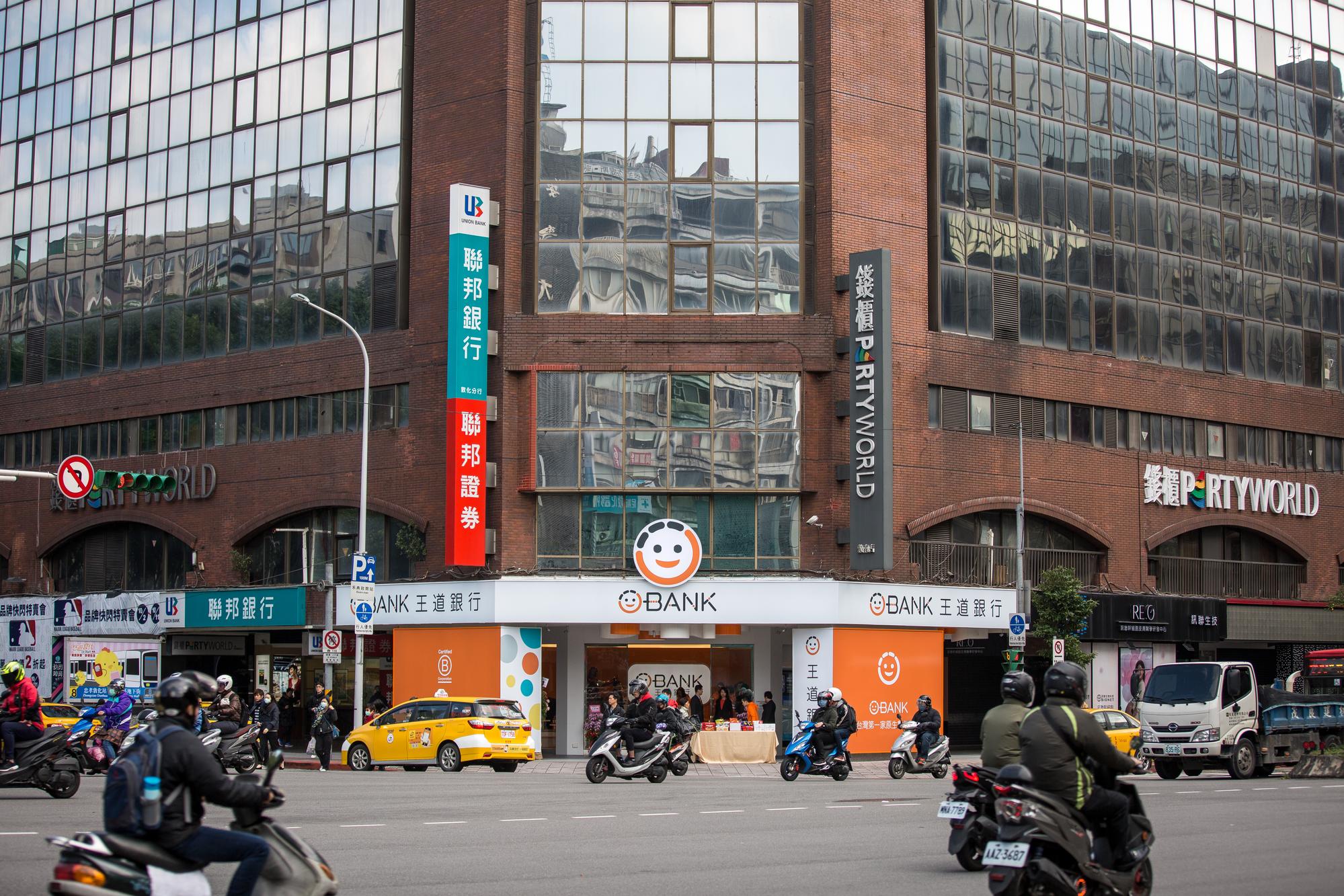 王道銀第2家數位體驗分行，位於忠孝、敦化路口三角窗人流聚集處。