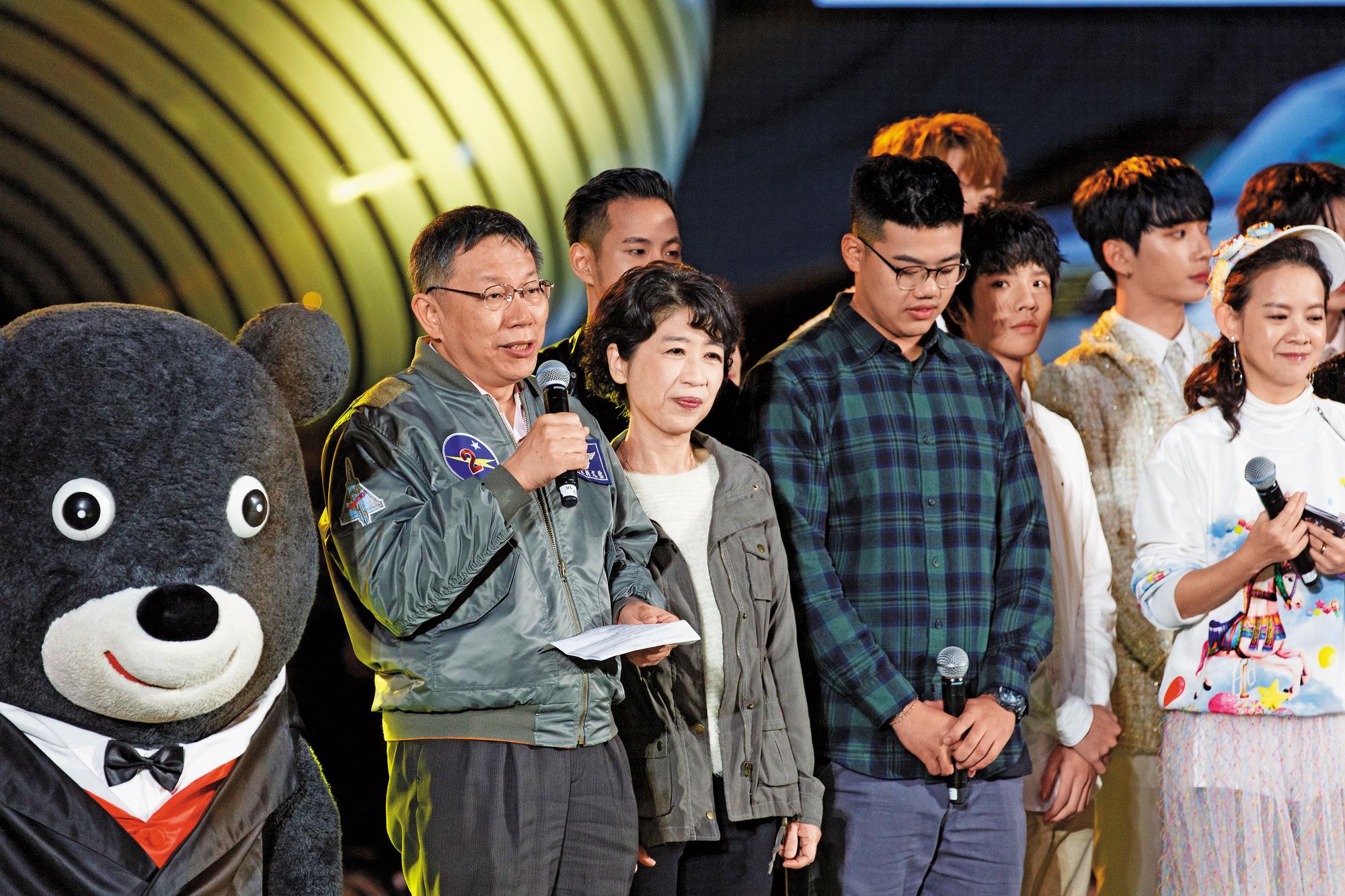 據了解,原本規劃7分鐘的橋段被迫喊卡,柯只能尷尬上台簡短致詞。