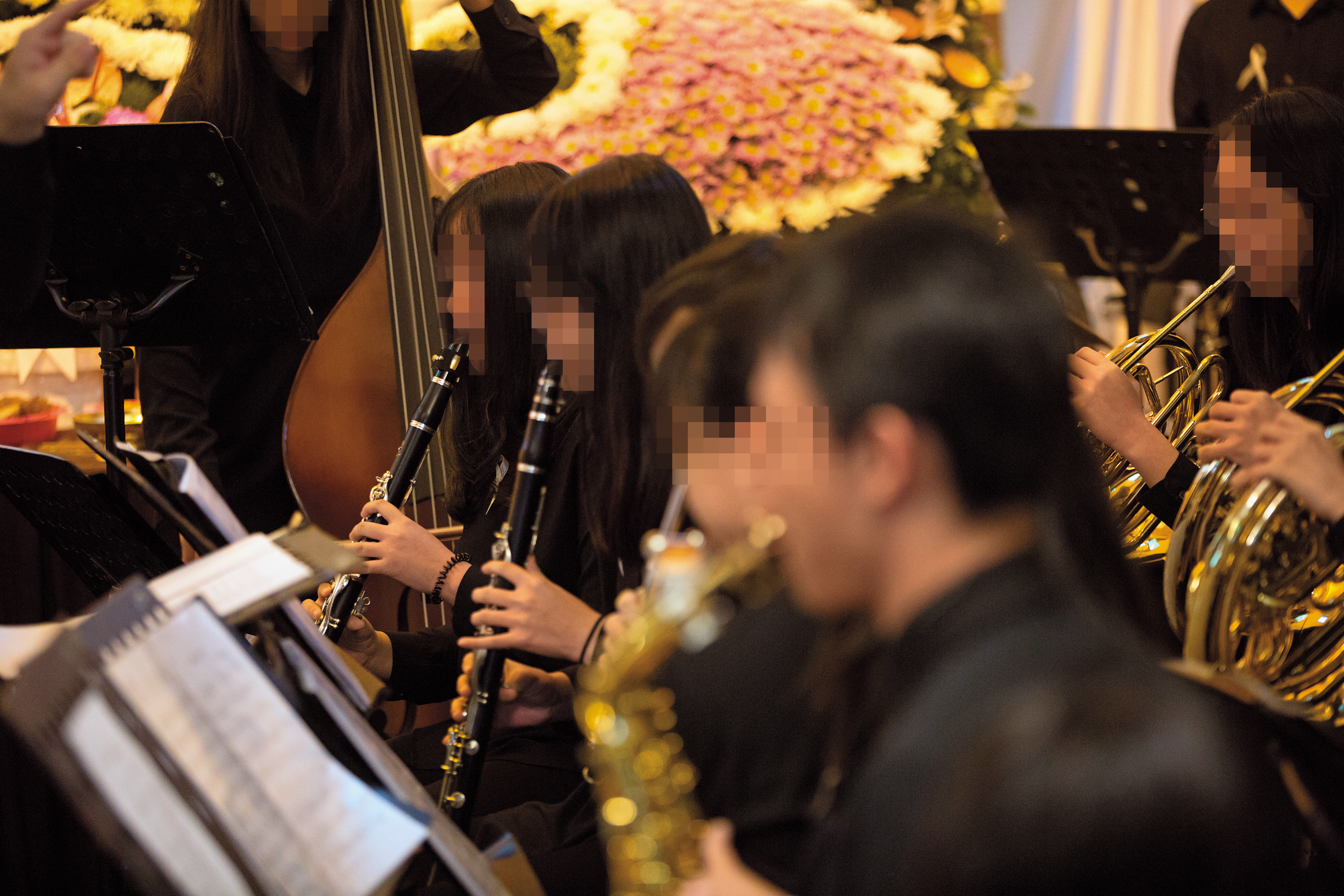 小真告別式時，管樂社的同學演奏她最愛的曲子送她最後一程，卻無法抹滅小真是因社團壓力而輕生的事實。