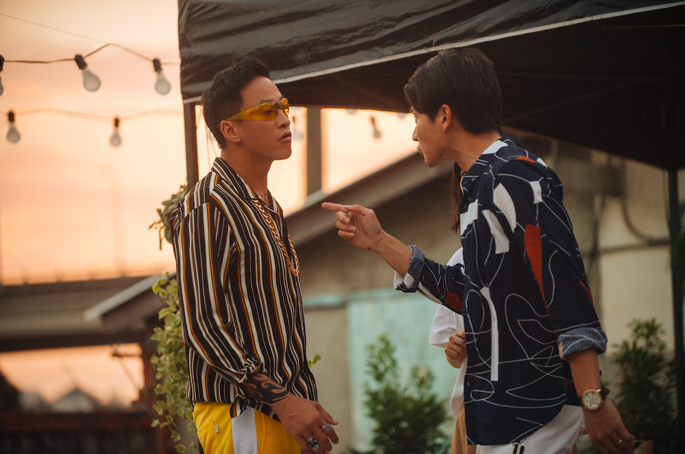 導演瞿友寧為何潤東量身打造專屬造型，他拋開形象裝上滿口銀牙，讓網友完全認不出來。（氧氣電影提供）