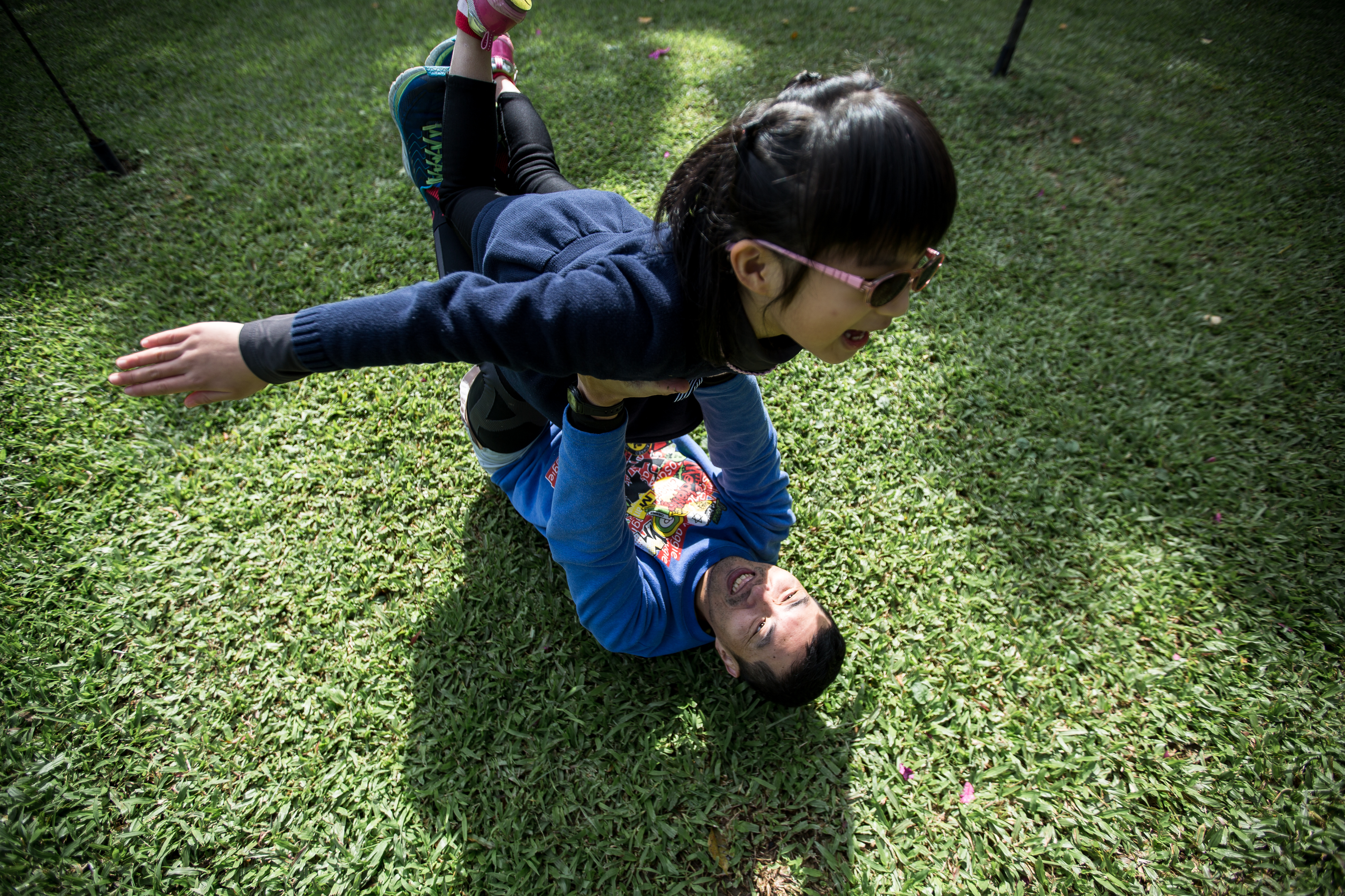 原是證券自營部操盤人的王仲麟，38歲就退休當全職奶爸，10年來靠著一套聚寶盆股操作換來食衣無虞。