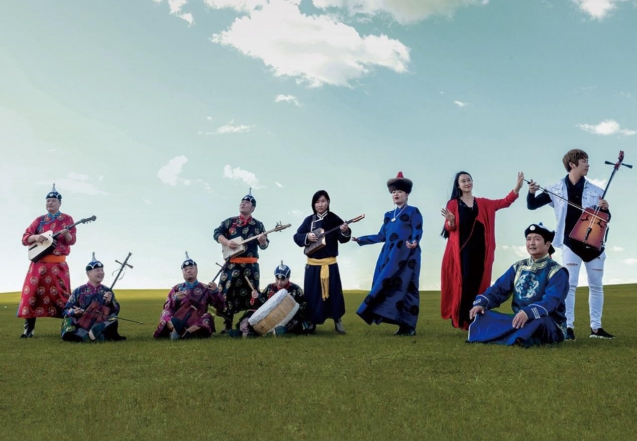 2017年發行的世界音樂《聽見呼倫貝爾》，結合6座葛萊美獎得主Daniel Ho、台灣金獎製作人吳金黛與「天草之間遊牧樂團」（圖中團體），製作期長達2年。（風潮音樂提供）