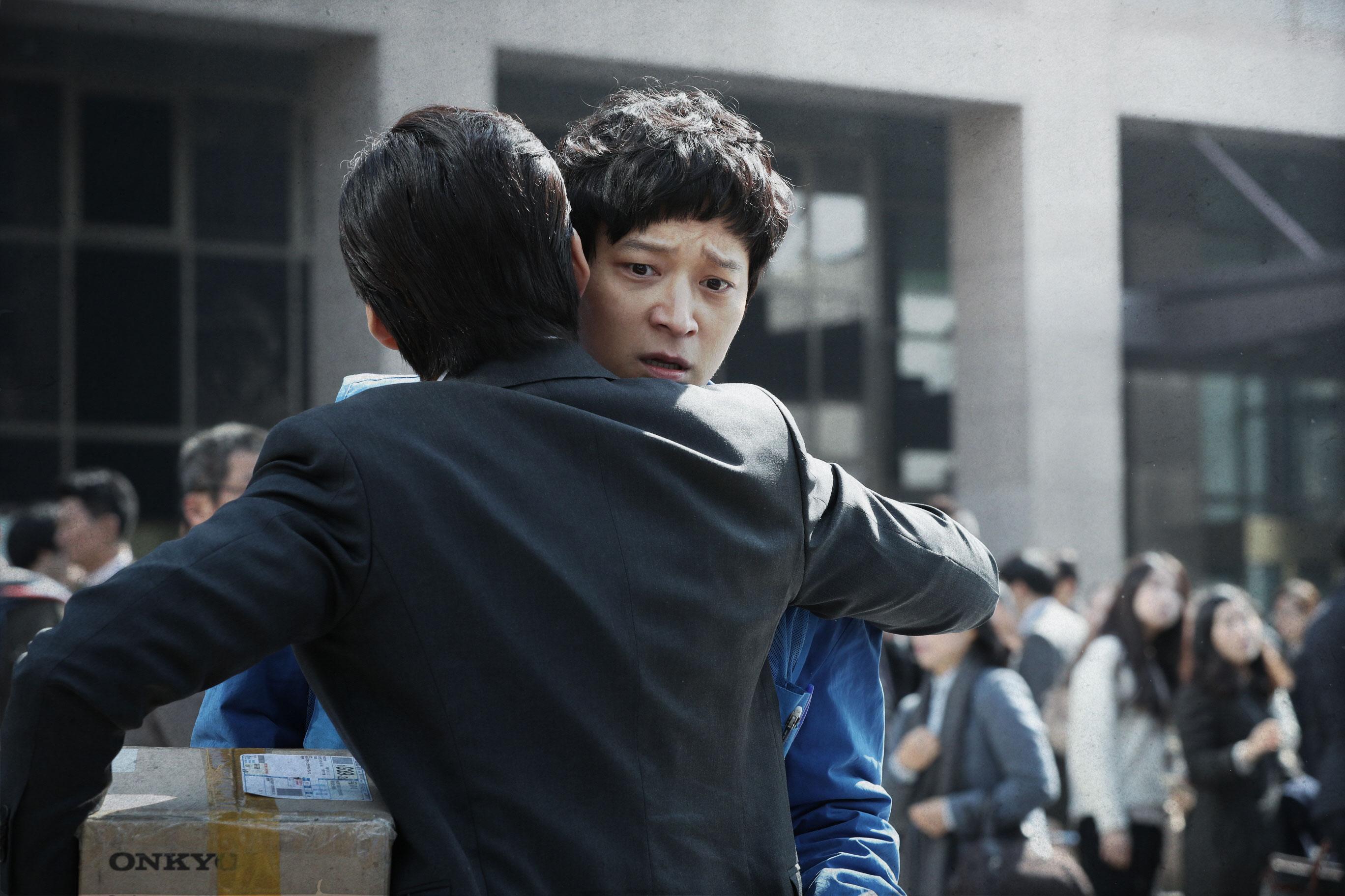 姜棟元主演的《宅配男與披頭四搖籃曲》，改編日本推理小說家伊坂幸太郎的同名作品。（CJ娛樂提供）