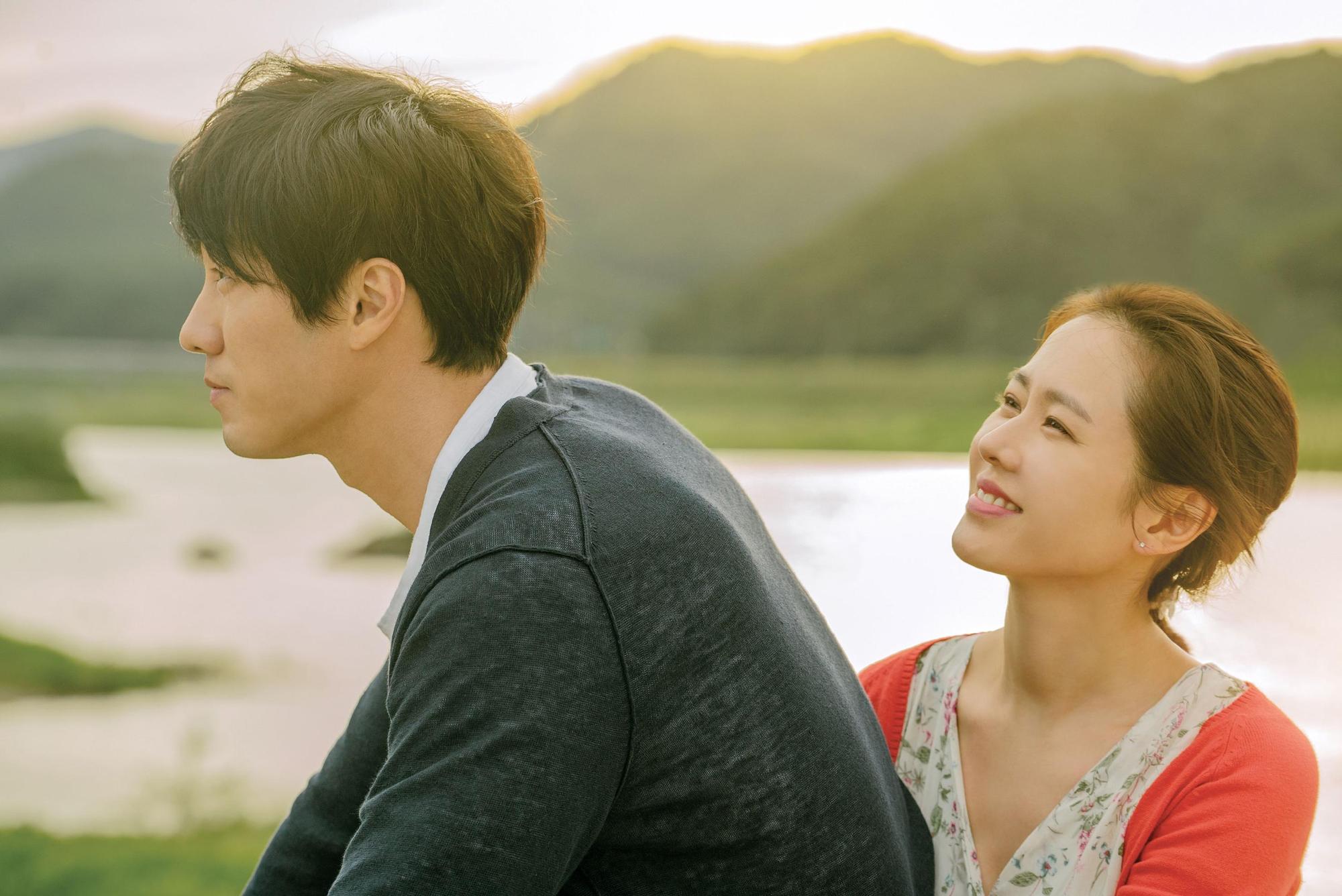 蘇志燮(左)、孫藝珍主演的《現在,去見你》已殺青,將在今年公開上映。(LOTTE娛樂提供)