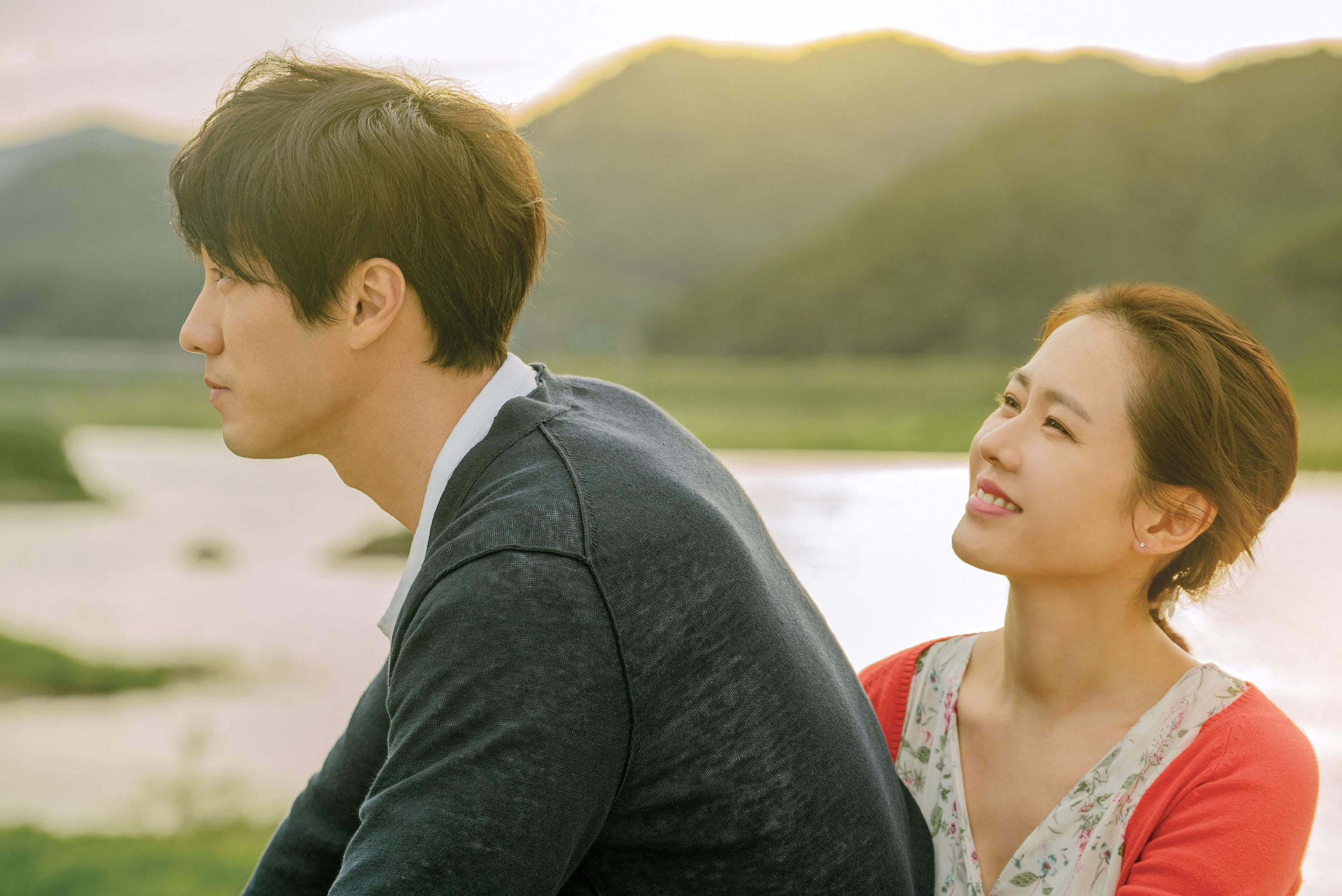 蘇志燮(左)、孫藝珍主演的《現在,去見你》已殺青,將在今年公開上映。(LOTTE娛樂提供)