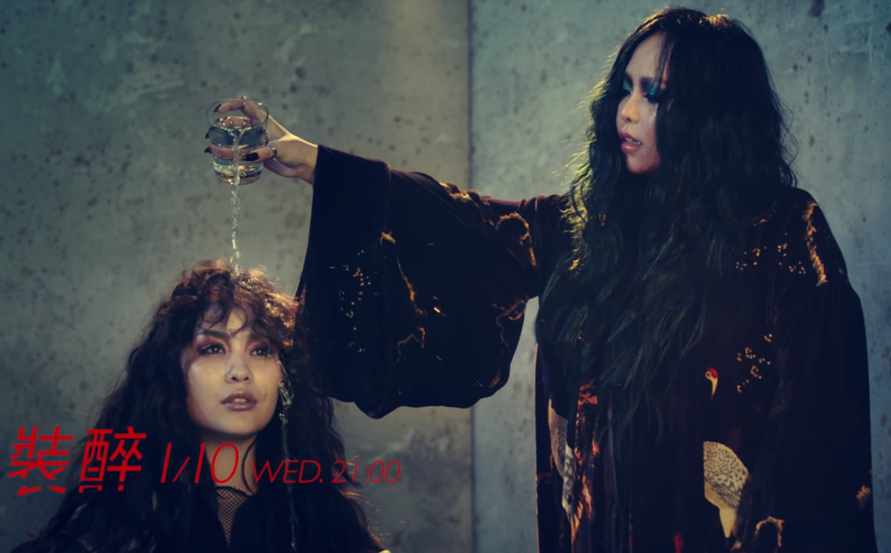 aMEI張惠妹的新主打歌〈裝醉〉展現神經質演技，還有下手淋水的畫面。（擷取Youtube）