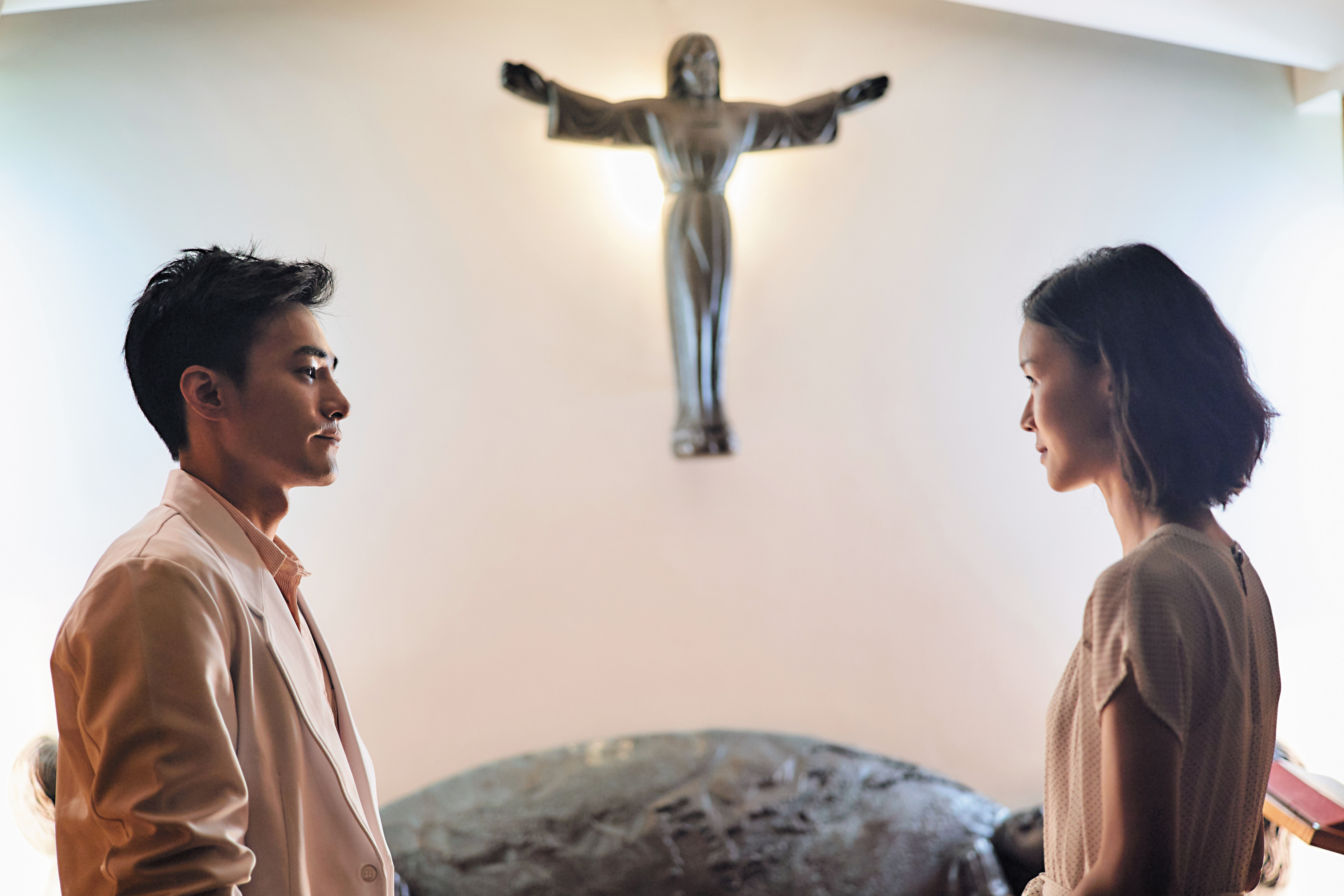 鍾瑶（右）、是元介主演的《天使薇薇》為「原創30」計畫中的新作，是部探討網紅現象的都會奇幻愛情喜劇。（緯來提供）