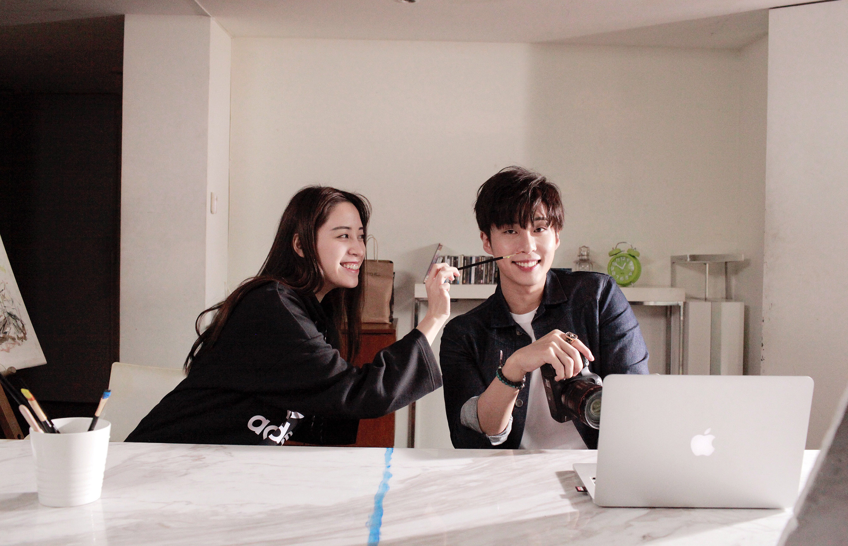 歐陽妮妮為好友李建軒跨刀拍MV，從小相識的兩人要扮演情侶笑果十足。