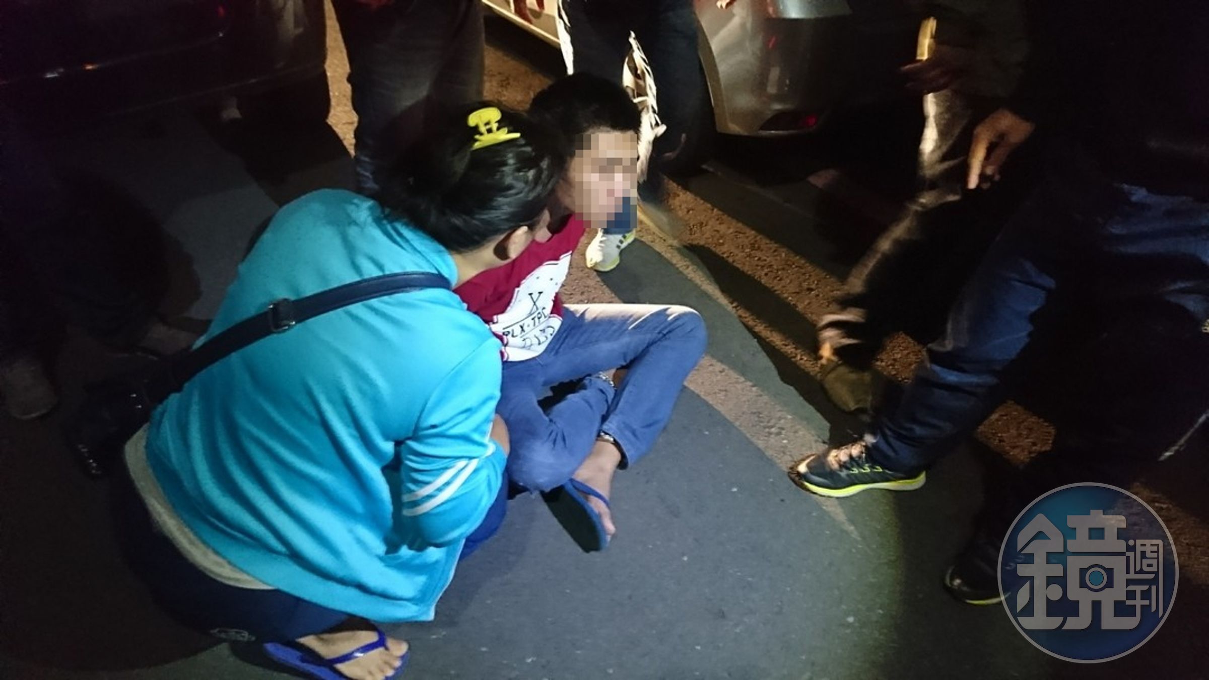 張姓主嫌見到大批警圍捕，一度持上膛槍想要反擊，背上銬後還不顧母親在一旁怒嗆警 「不然打死我」態度相當囂張。（警方提供）