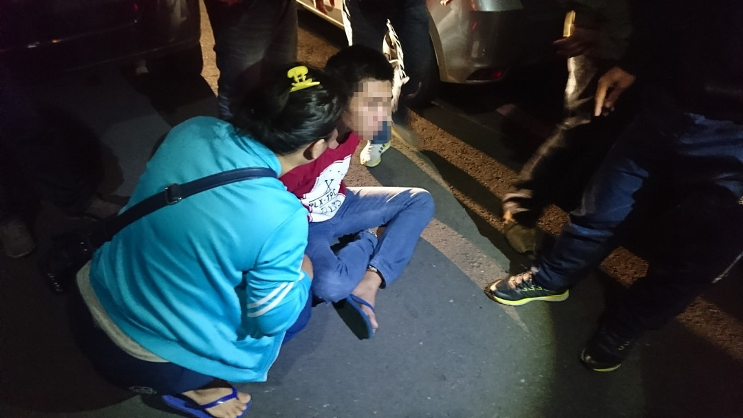 張姓主嫌見到大批警圍捕，一度持上膛槍想要反擊，背上銬後還不顧母親在一旁怒嗆警 「不然打死我」態度相當囂張。（警方提供）