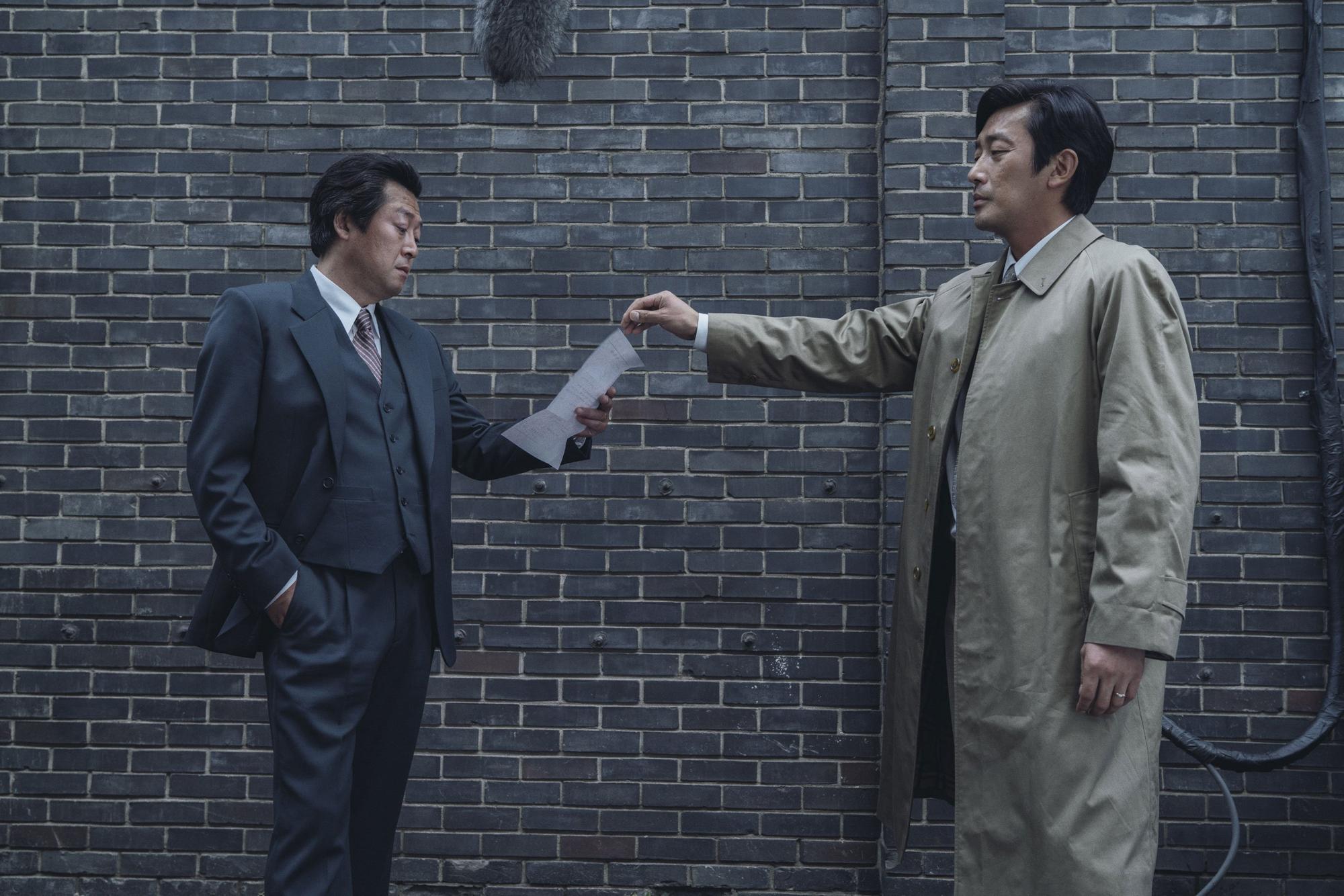 《1987:黎明到來的那一天》由金倫奭(左)與河正宇(右)的交手過招掀起大學生之死的真相。(翻攝自HANCINEMA網站)