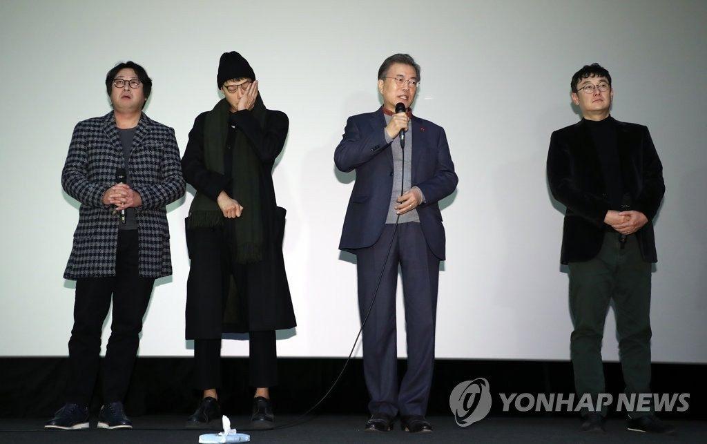 韓國總統文在寅觀看《1987:黎明到來的那一天》發表簡短演說,姜棟元(左二)眼淚大噴發,哭到無法說話。(網路圖片)