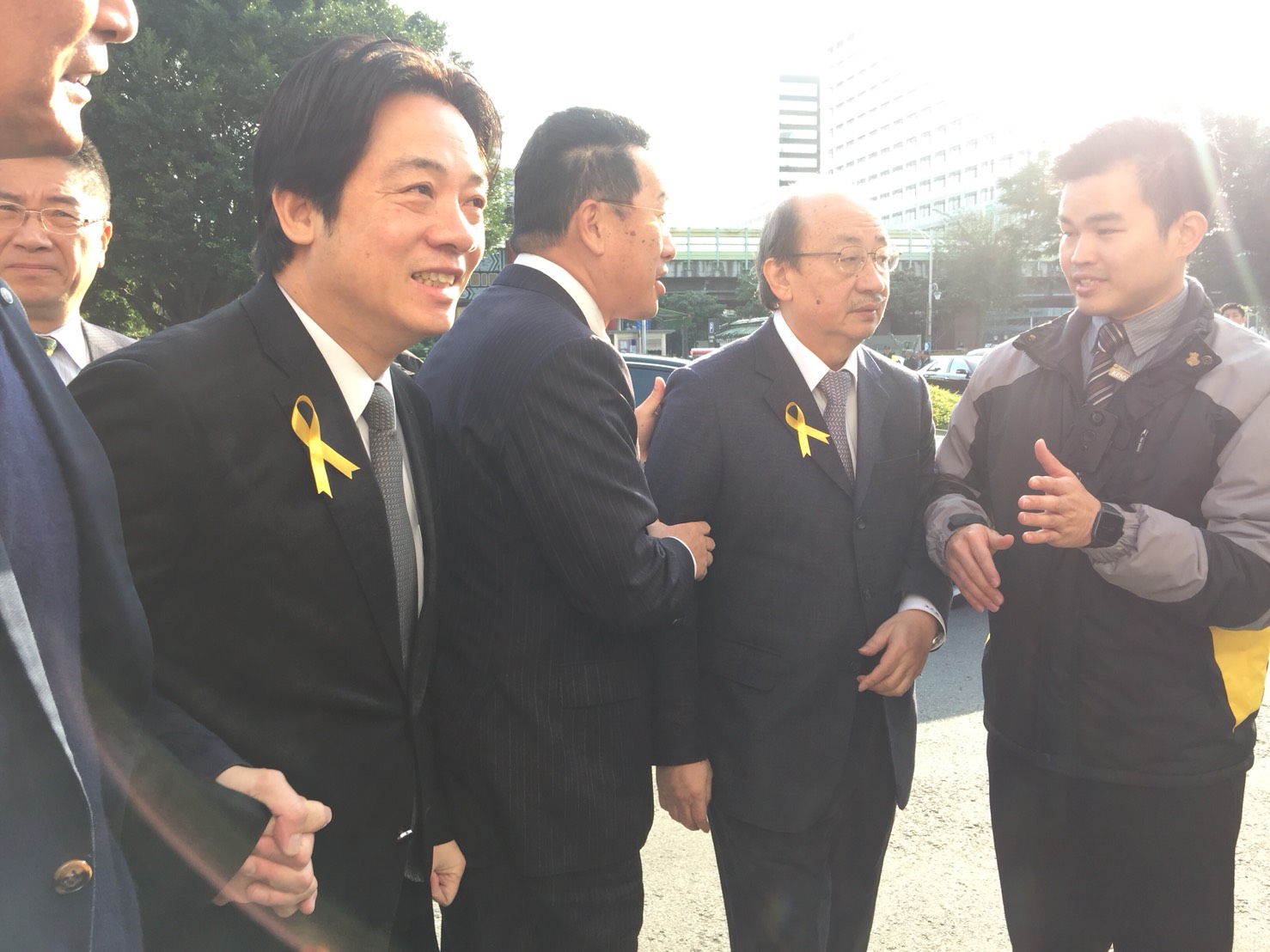 行政院長賴清德與民進黨團總召柯建銘上午連袂出席，參加親民黨主席宋楚瑜母親宋胡窕容的告別式。