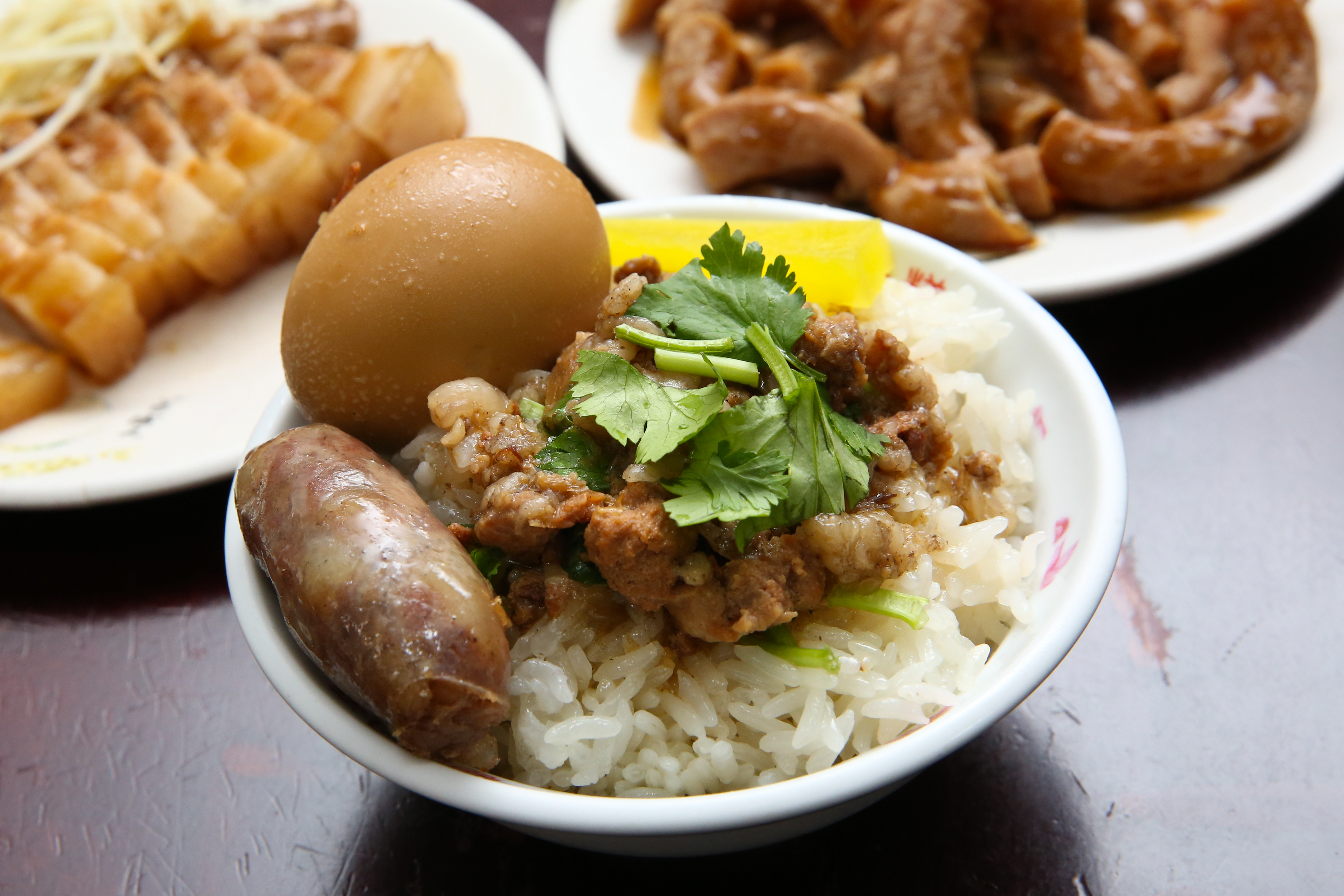 米糕加香腸與滷蛋的組合，是鹿港施米糕的招牌產品。（小碗米糕25元，滷蛋、香腸各10元）