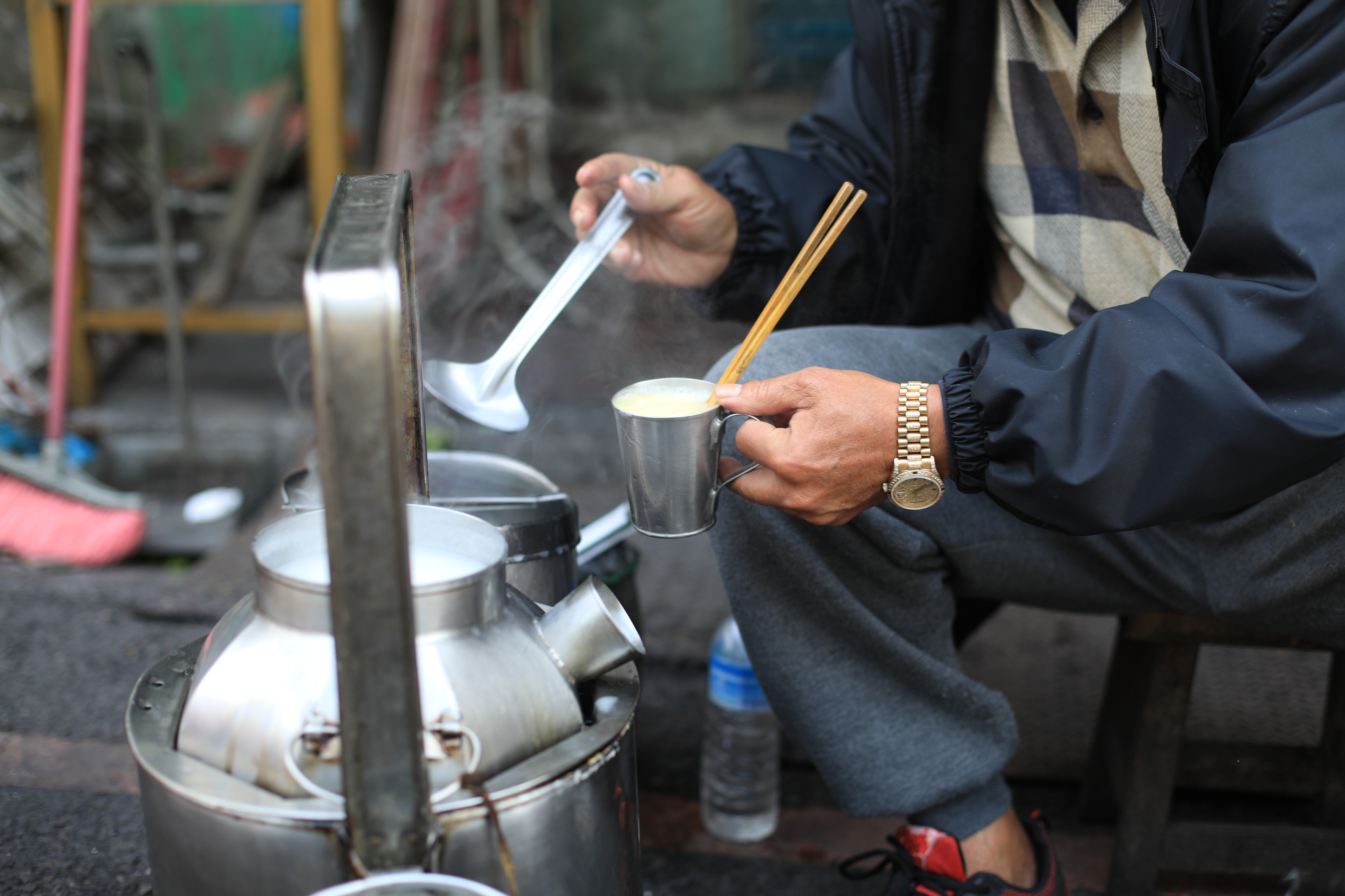 有的嘉義人上班前，會來南門圓環買一杯杏仁茶配油條當早餐。