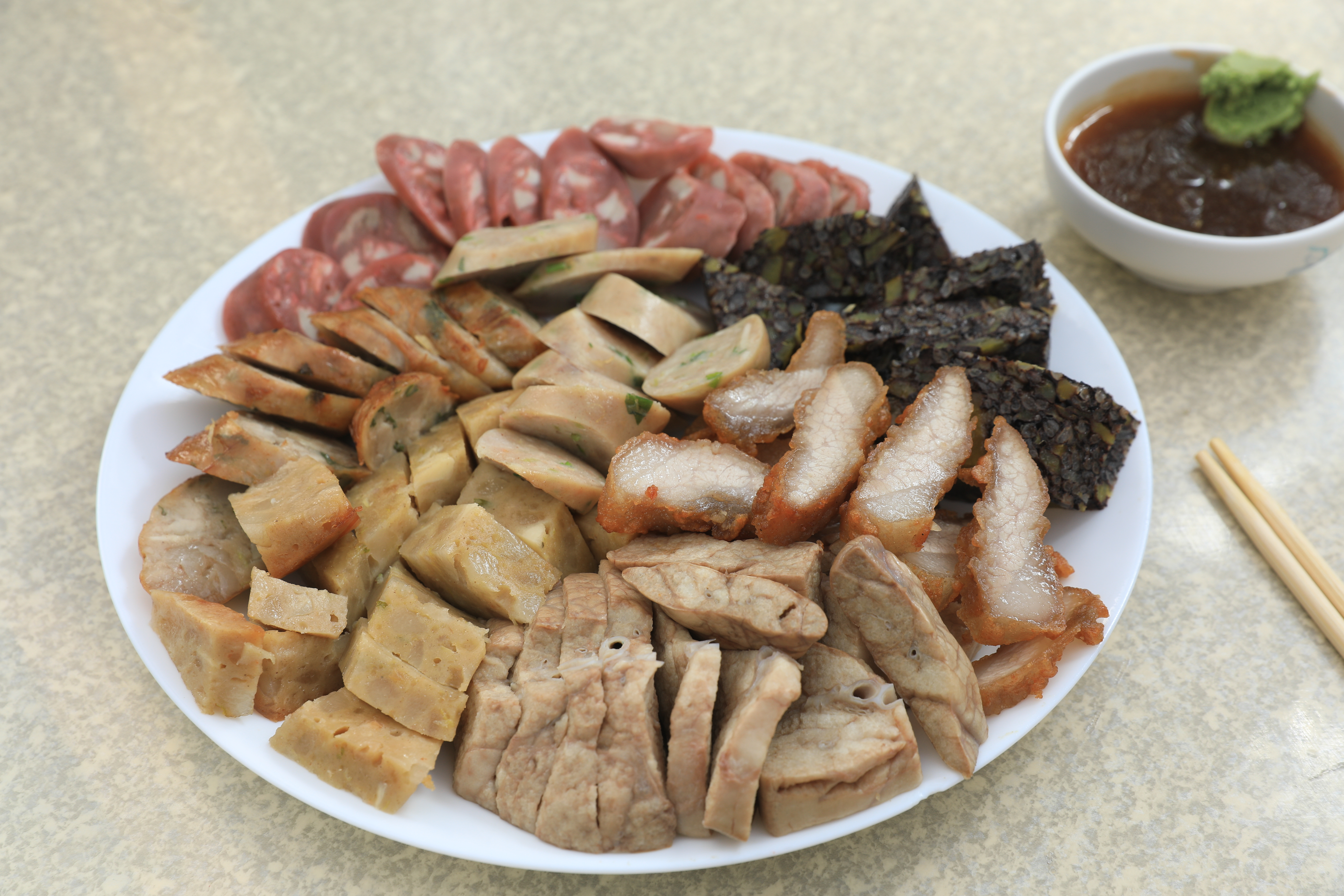 切一盤豐盛的熟肉，就是嘉義人的豪華下午茶。（單價20～40元不等）