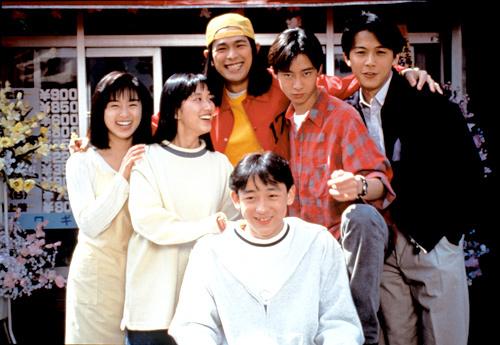 當年經典日劇《一個屋簷下》中,石田壹成(右二)演出三弟的角色,右一為福山雅治,中為江口洋介,左一為酒井法子。(翻攝middle-edge網站)