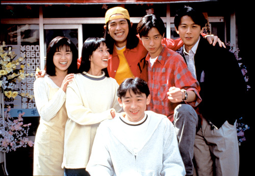 當年經典日劇《一個屋簷下》中，石田壹成（右二）演出三弟的角色，右一為福山雅治，中為江口洋介，左一為酒井法子。（翻攝middle-edge網站）