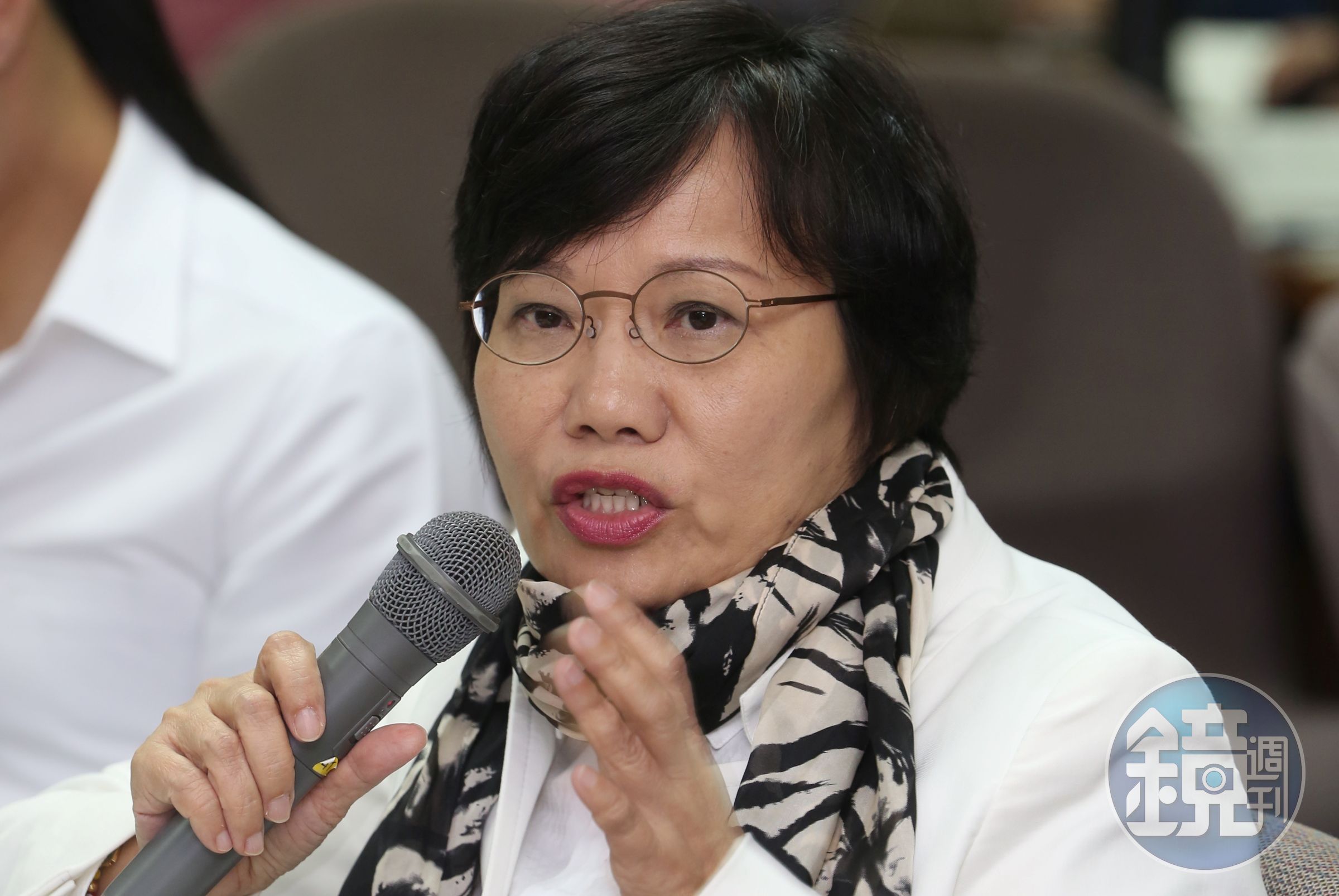 已表態參選民進黨高雄市長黨內初選的立委劉世芳，今天下午在臉書宣布退選。