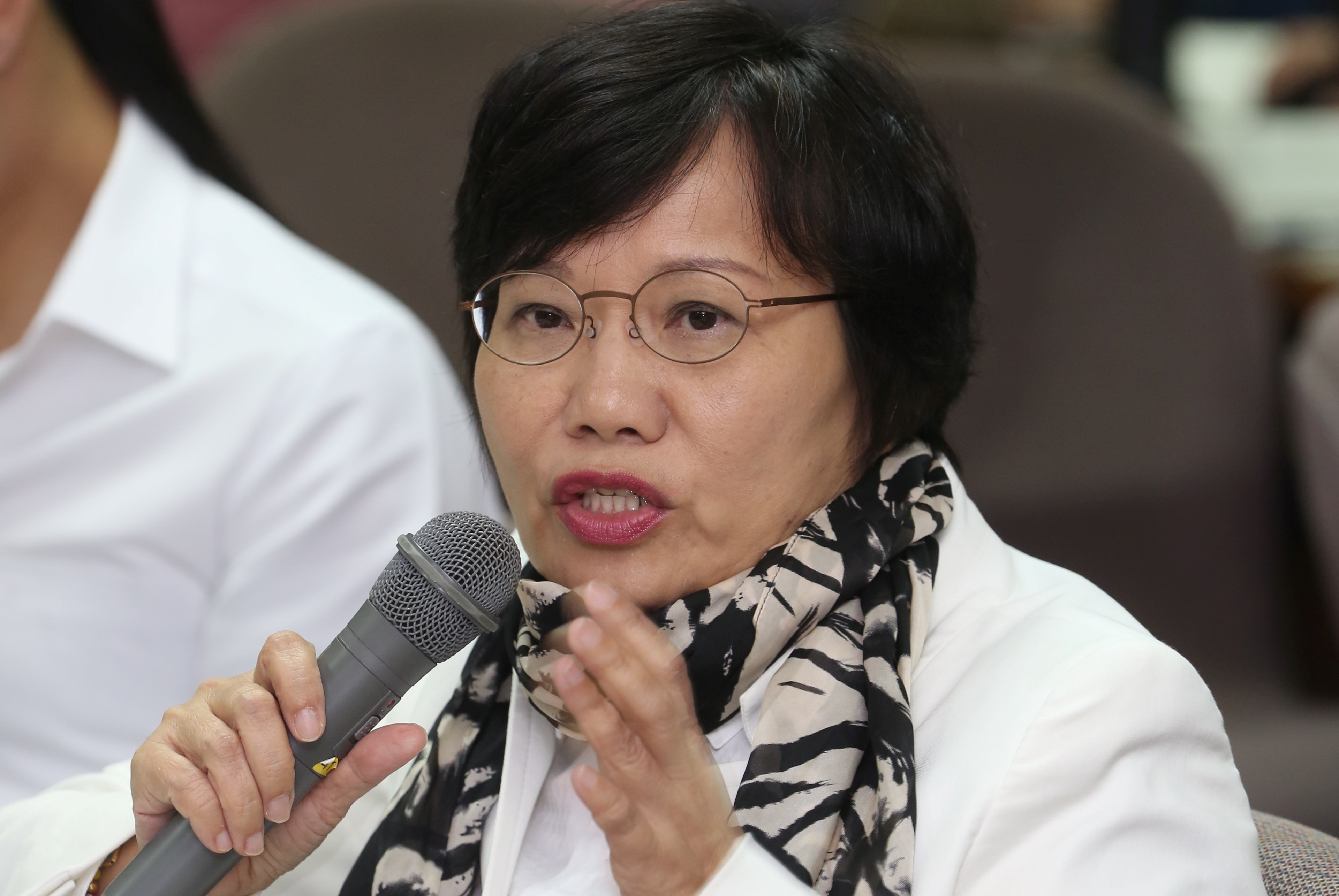 已表態參選民進黨高雄市長黨內初選的立委劉世芳，今天下午在臉書宣布退選。