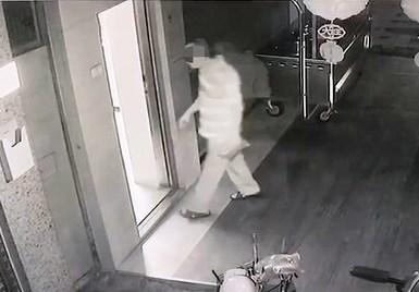 3日凌晨打烊後呂男持2把尖刀進入店裡,準備談判不成行凶。(警方提供)