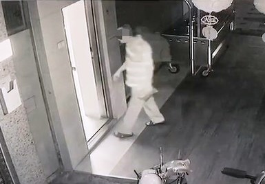 3日凌晨打烊後呂男持2把尖刀進入店裡,準備談判不成行凶。(警方提供)
