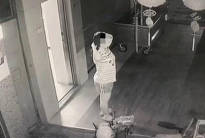 黎女被刺之前監視器留下她最後的身影。(警方提供)